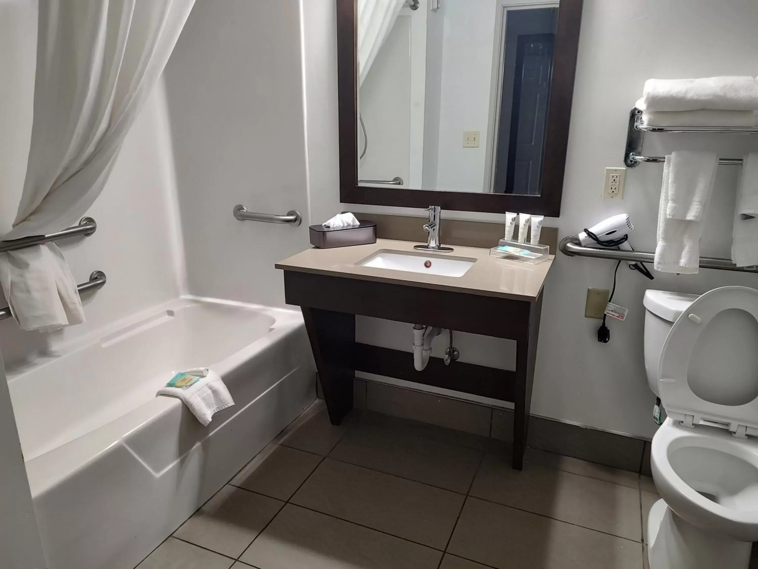 Bathroom in Country Inn & Suites by Radisson, Hinesville, GA