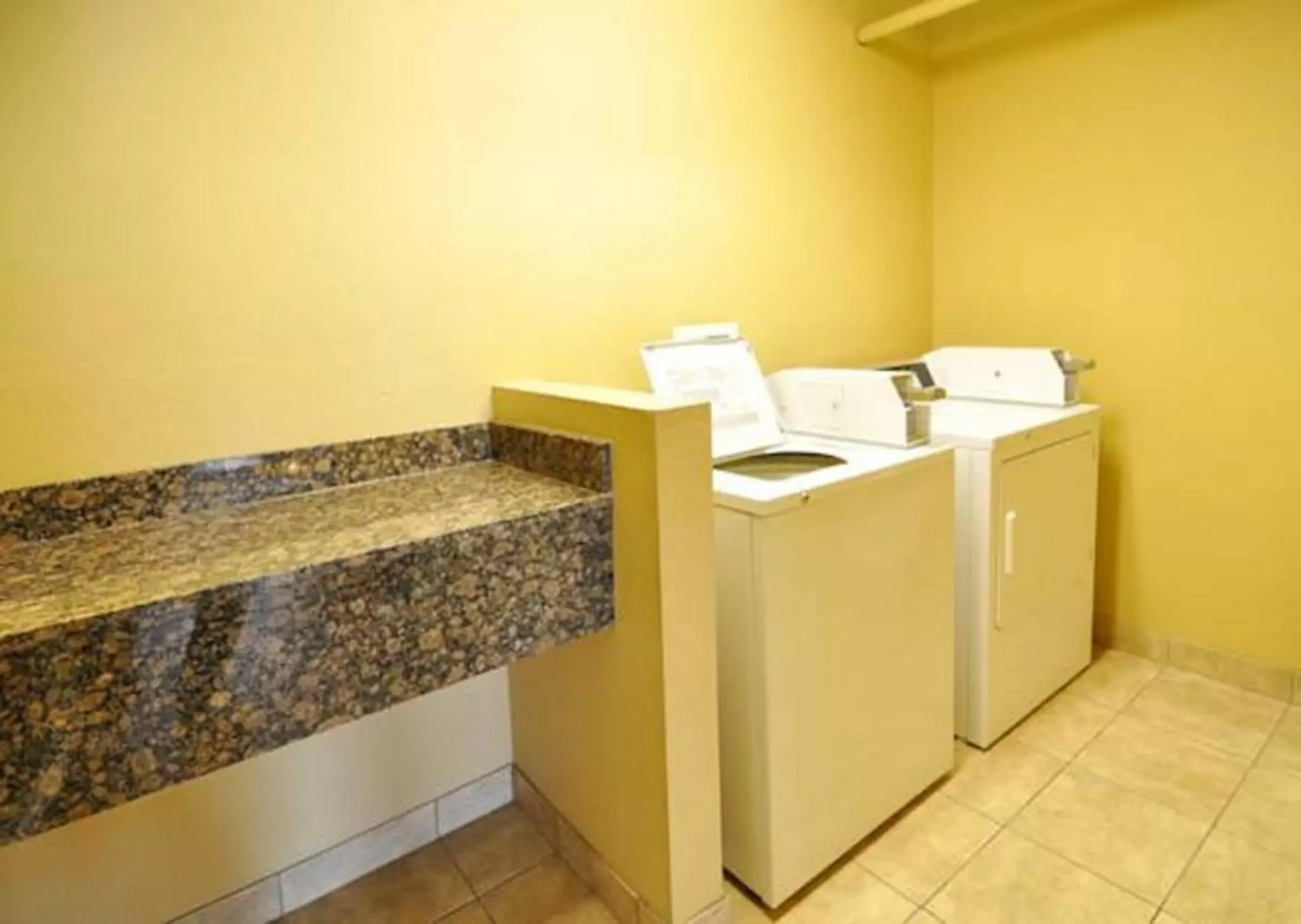 Area and facilities in Econo Lodge Inn & Suites