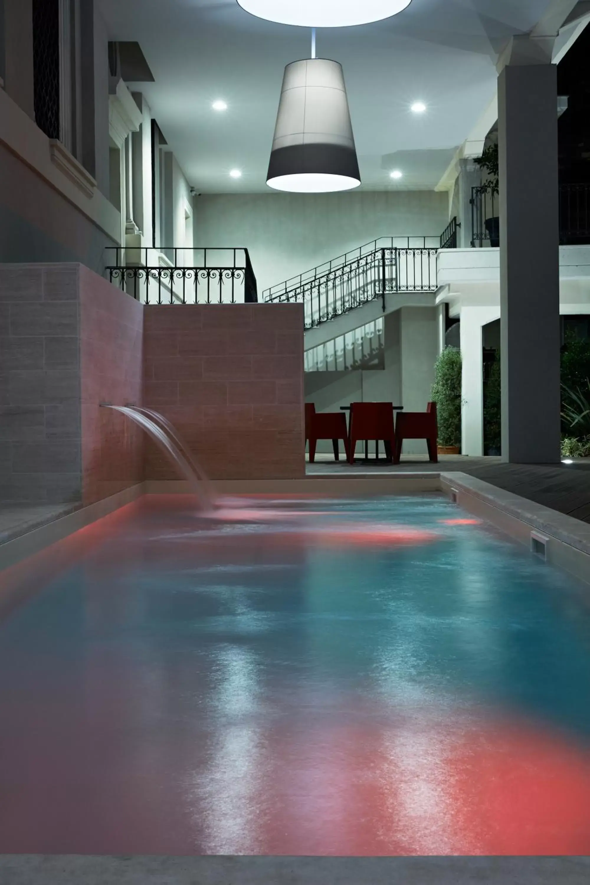 Swimming pool in Hotel The Building