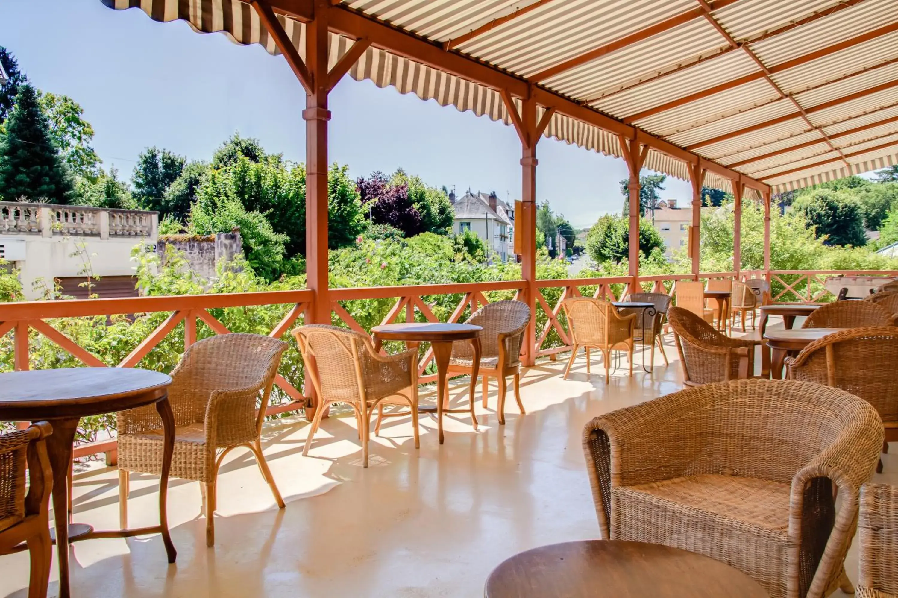 Balcony/Terrace, Restaurant/Places to Eat in Logis Les Loges du Parc
