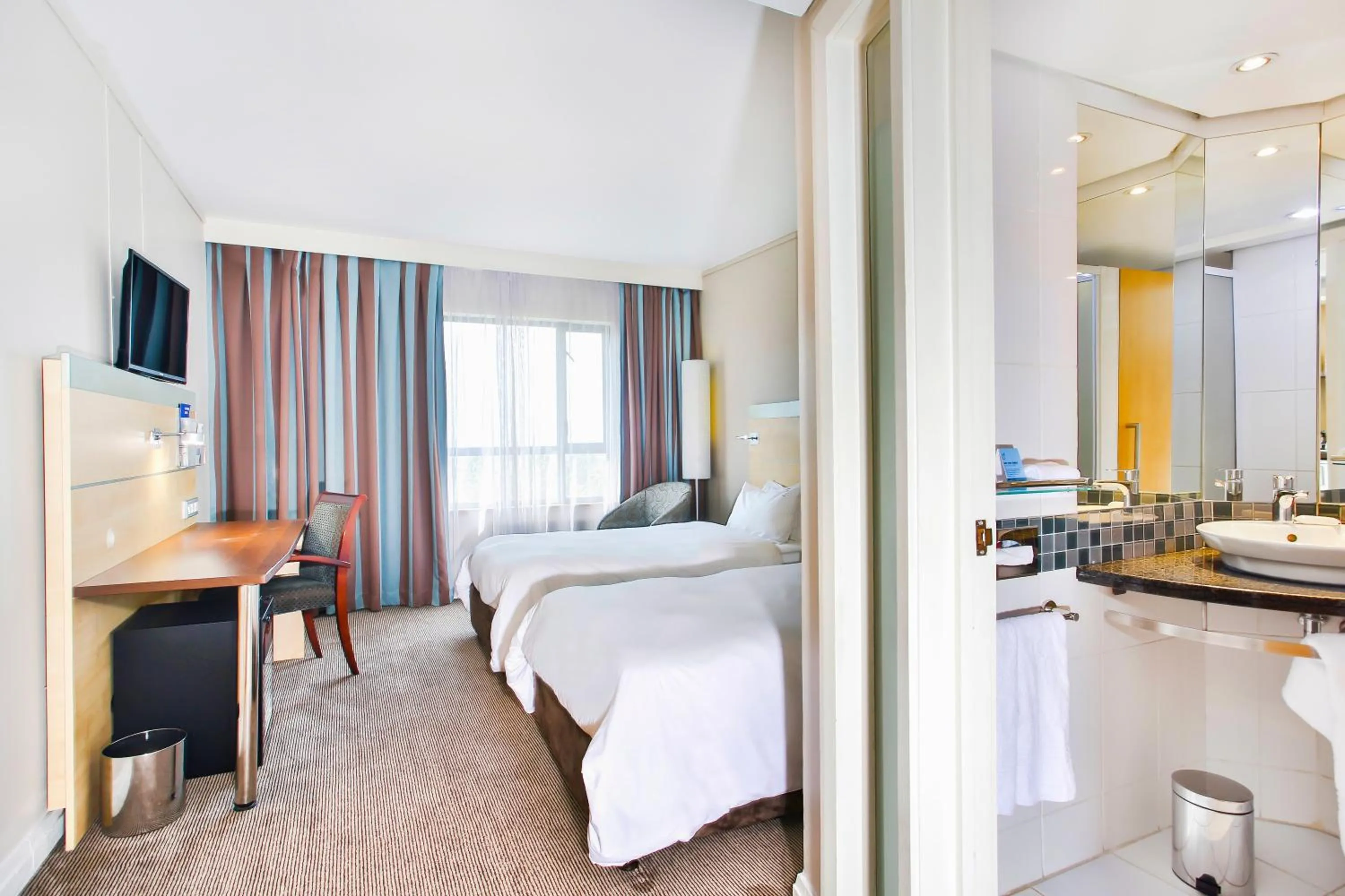 Photo of the whole room, Bed in Holiday Inn Express Sandton-Woodmead by IHG