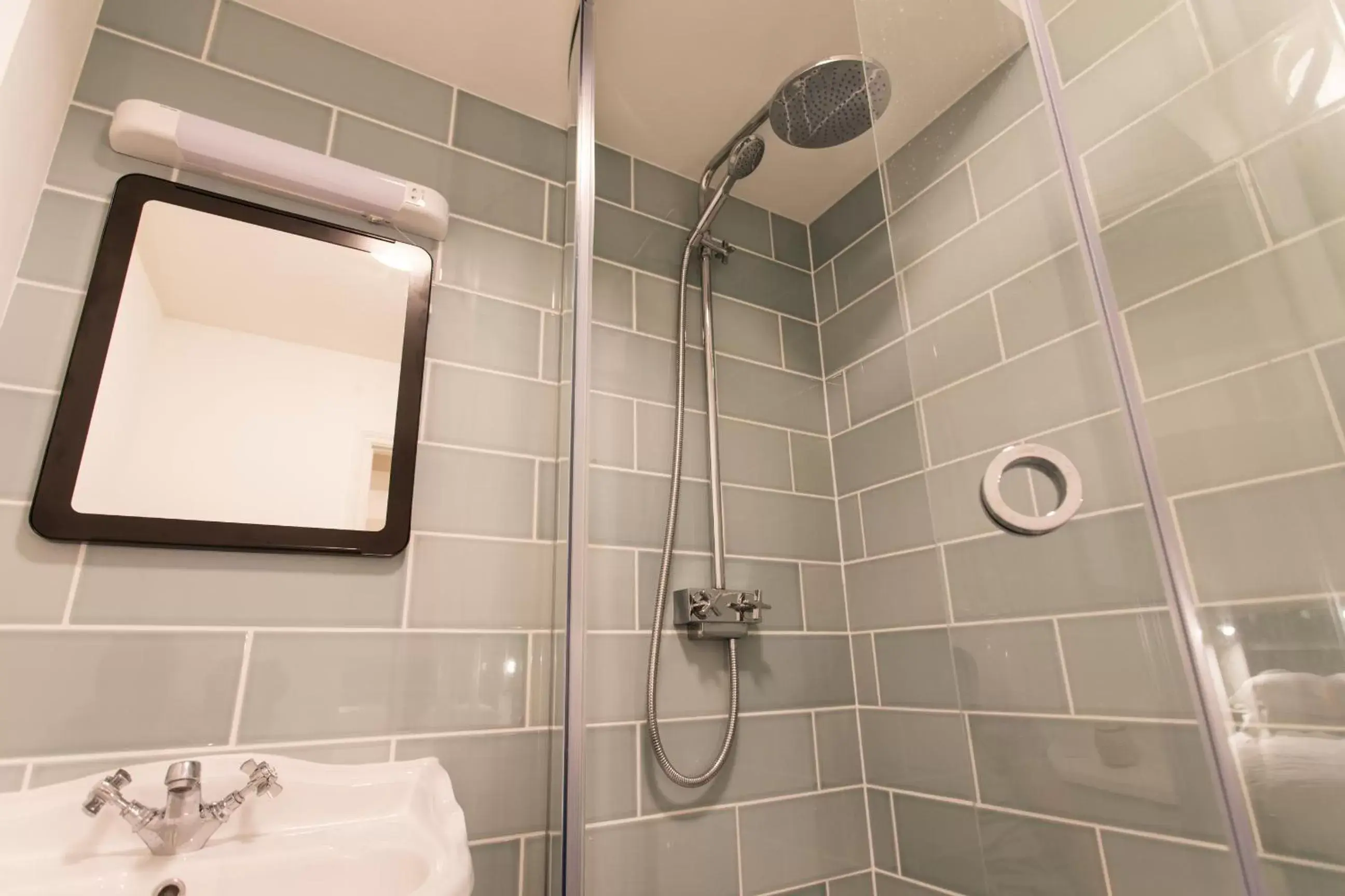 Shower, Bathroom in The Holford Arms