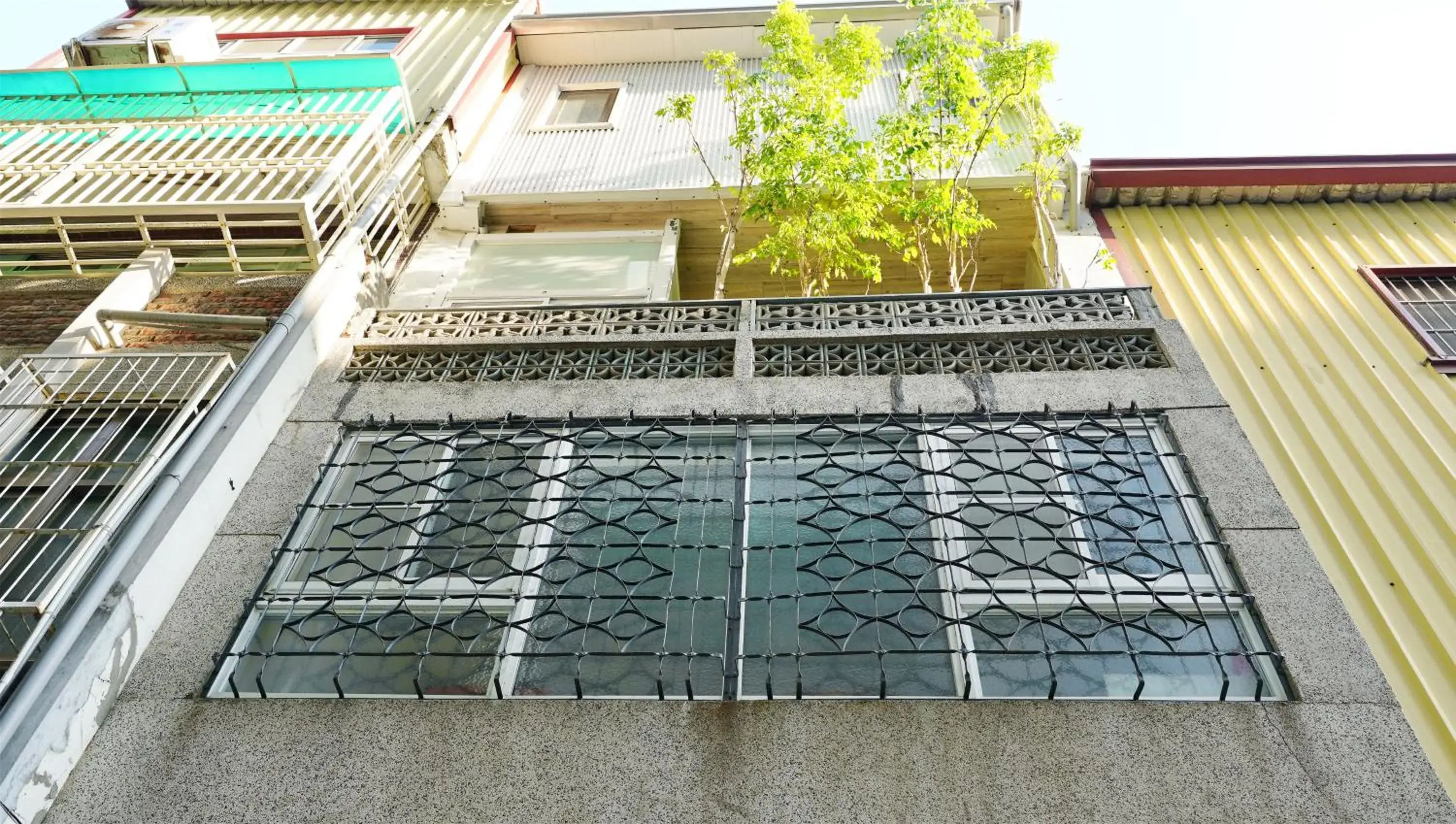 Facade/entrance, Swimming Pool in Chung Fu Inn