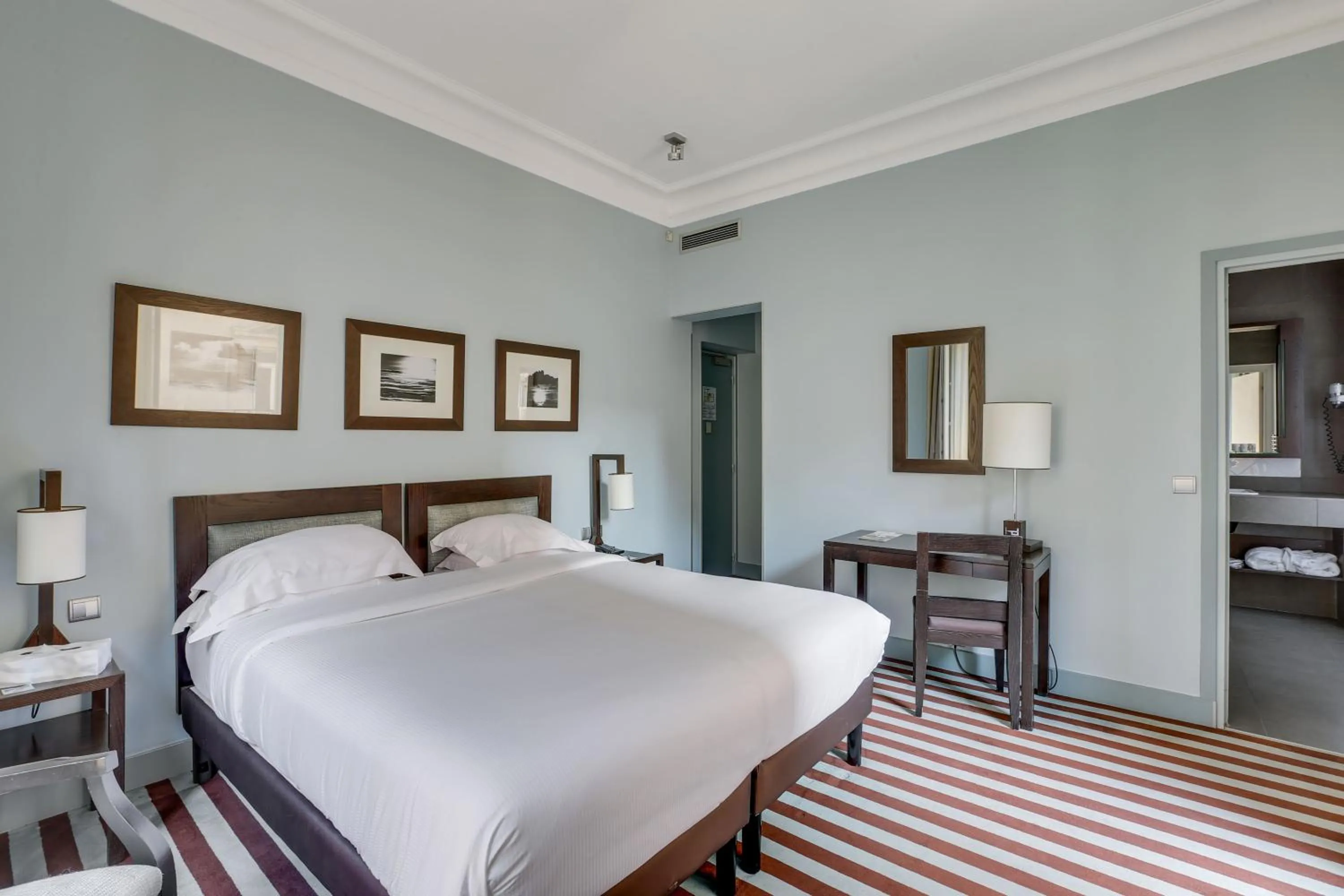 Photo of the whole room, Bed in Hotel Duret Paris Champs Elysées