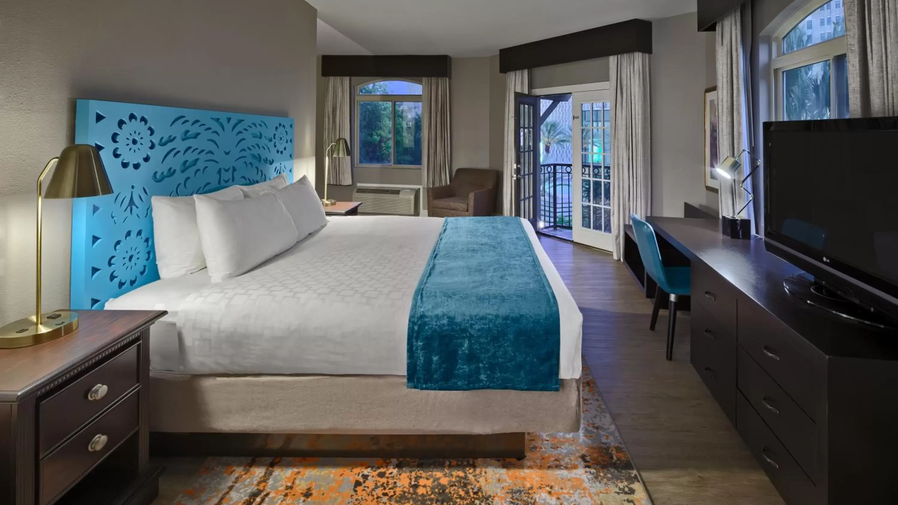 Photo of the whole room, Bed in Hotel Indigo San Antonio Riverwalk, an IHG Hotel