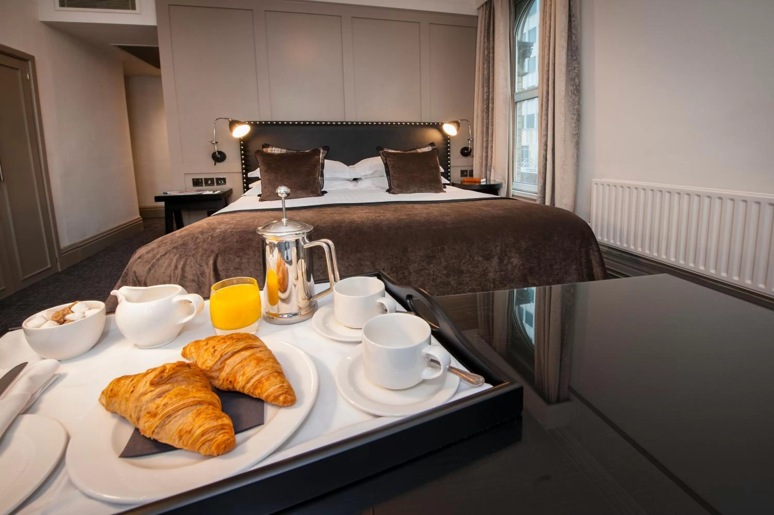 Food and drinks, Bed in Macdonald Burlington Hotel