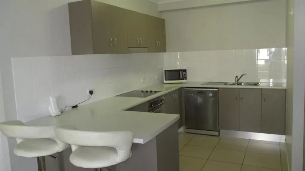 Kitchen/Kitchenette in Edge Apartments Cairns