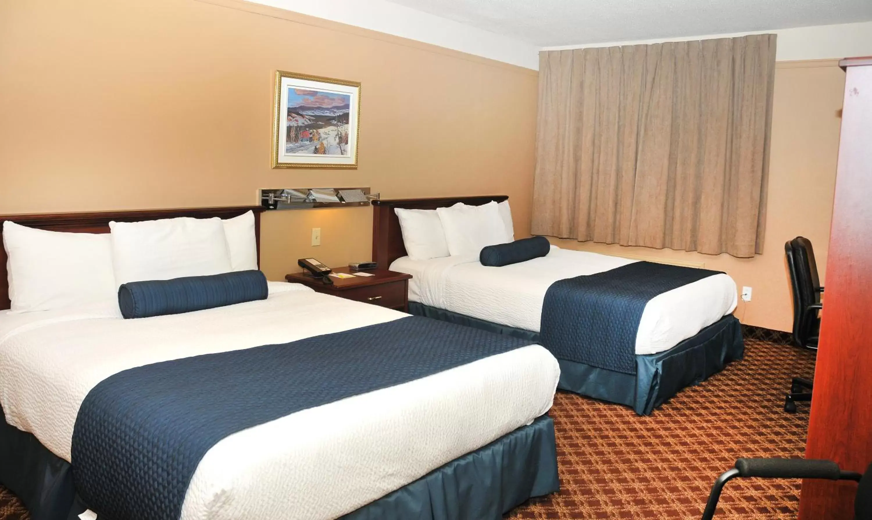 Photo of the whole room, Bed in Hotel Days Inn Blainville & Centre de Conférence