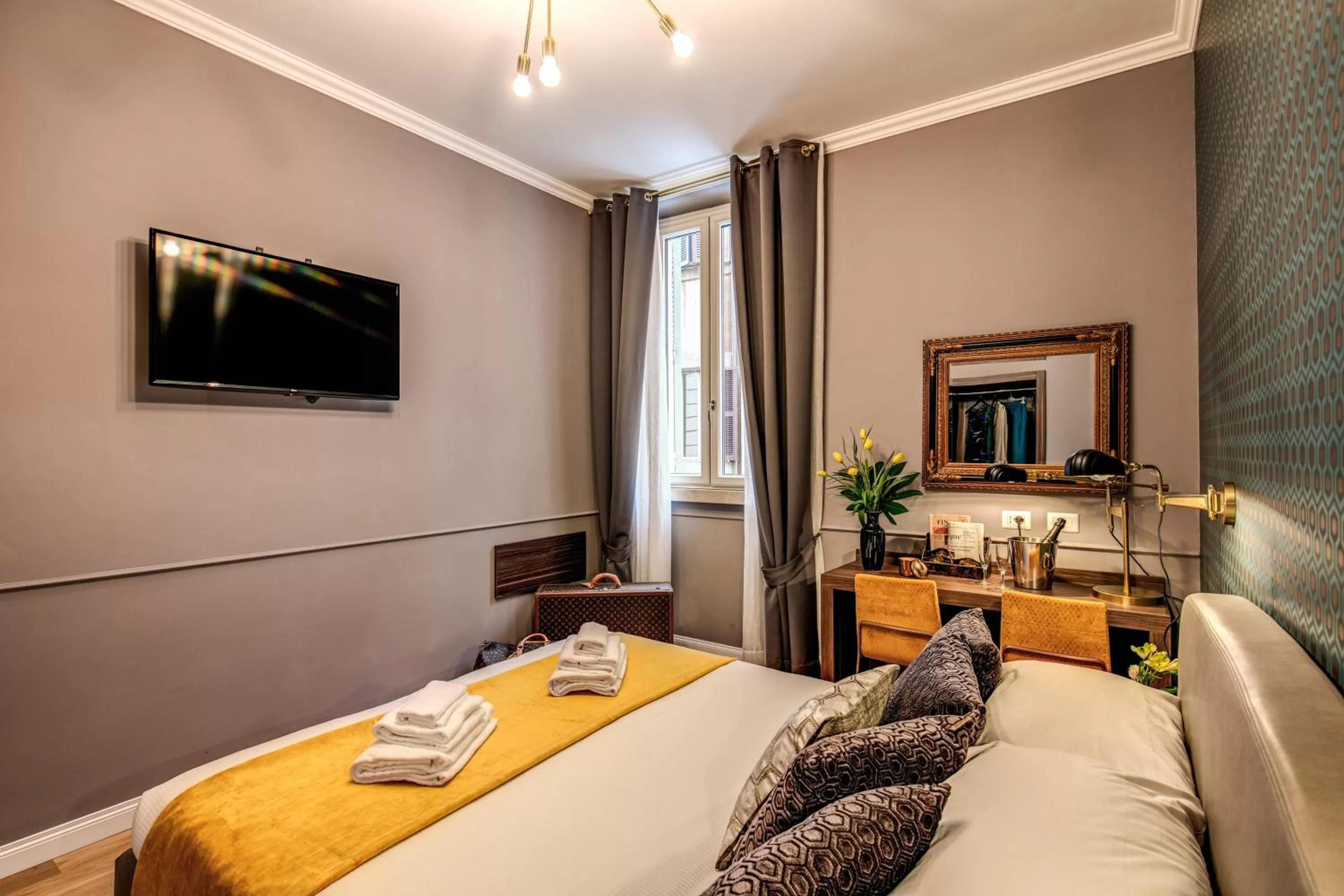 Bed in Tree Charme Parliament Boutique Hotel