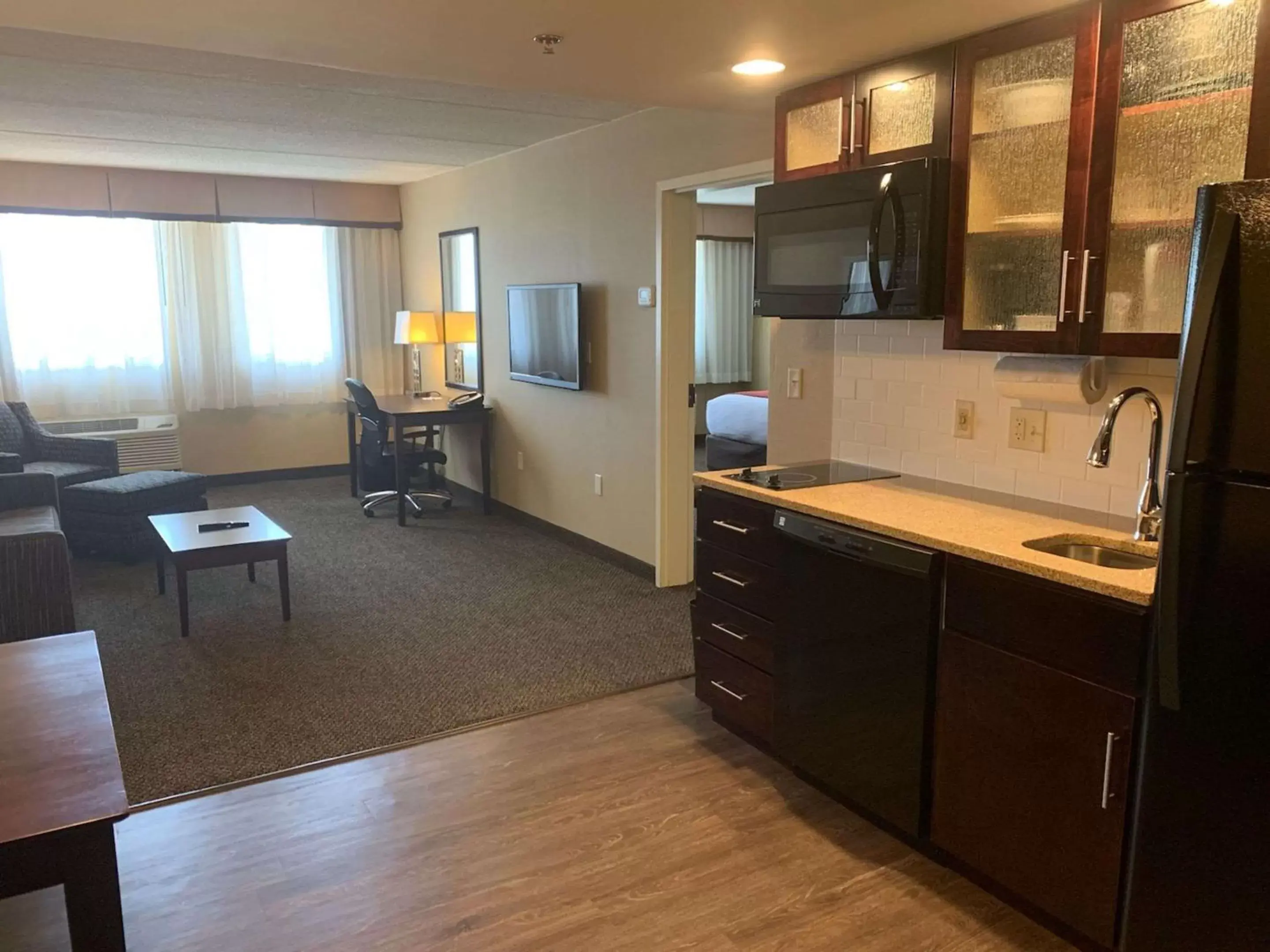 Photo of the whole room, Kitchen/Kitchenette in Comfort Inn & Suites Wadsworth