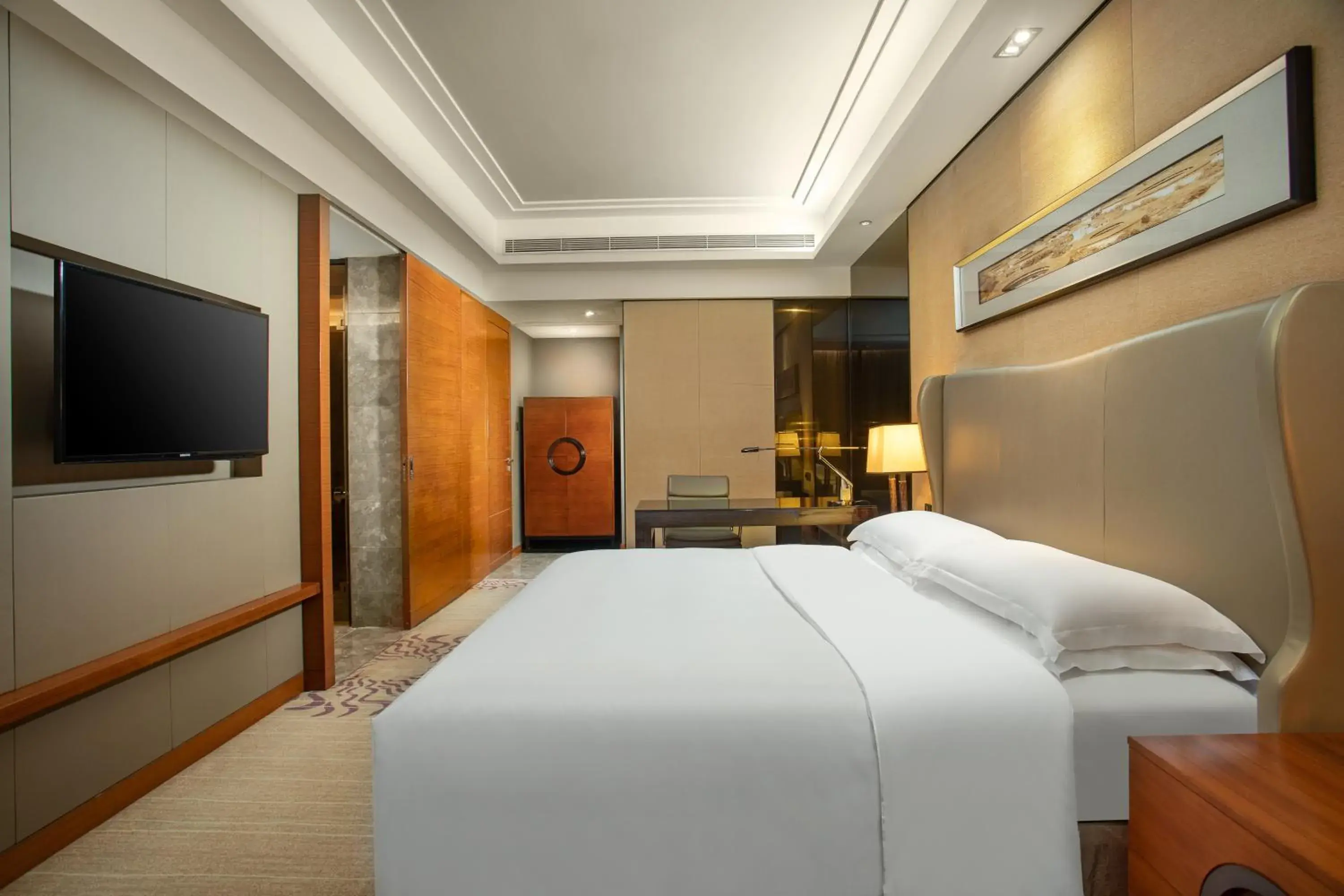 Bed in Crowne Plaza Huizhou, an IHG Hotel