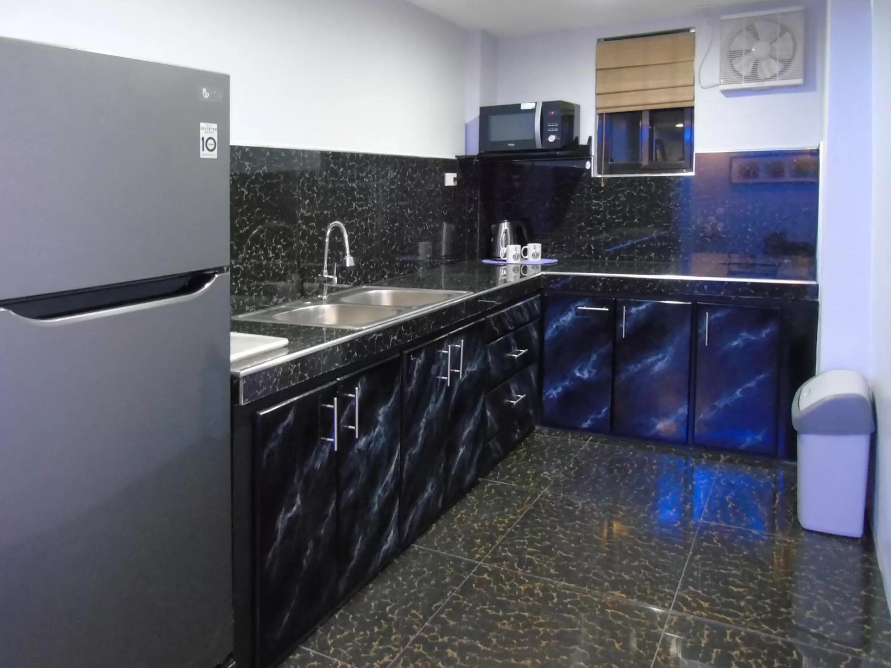 Kitchen/Kitchenette in Blue Rock Resort