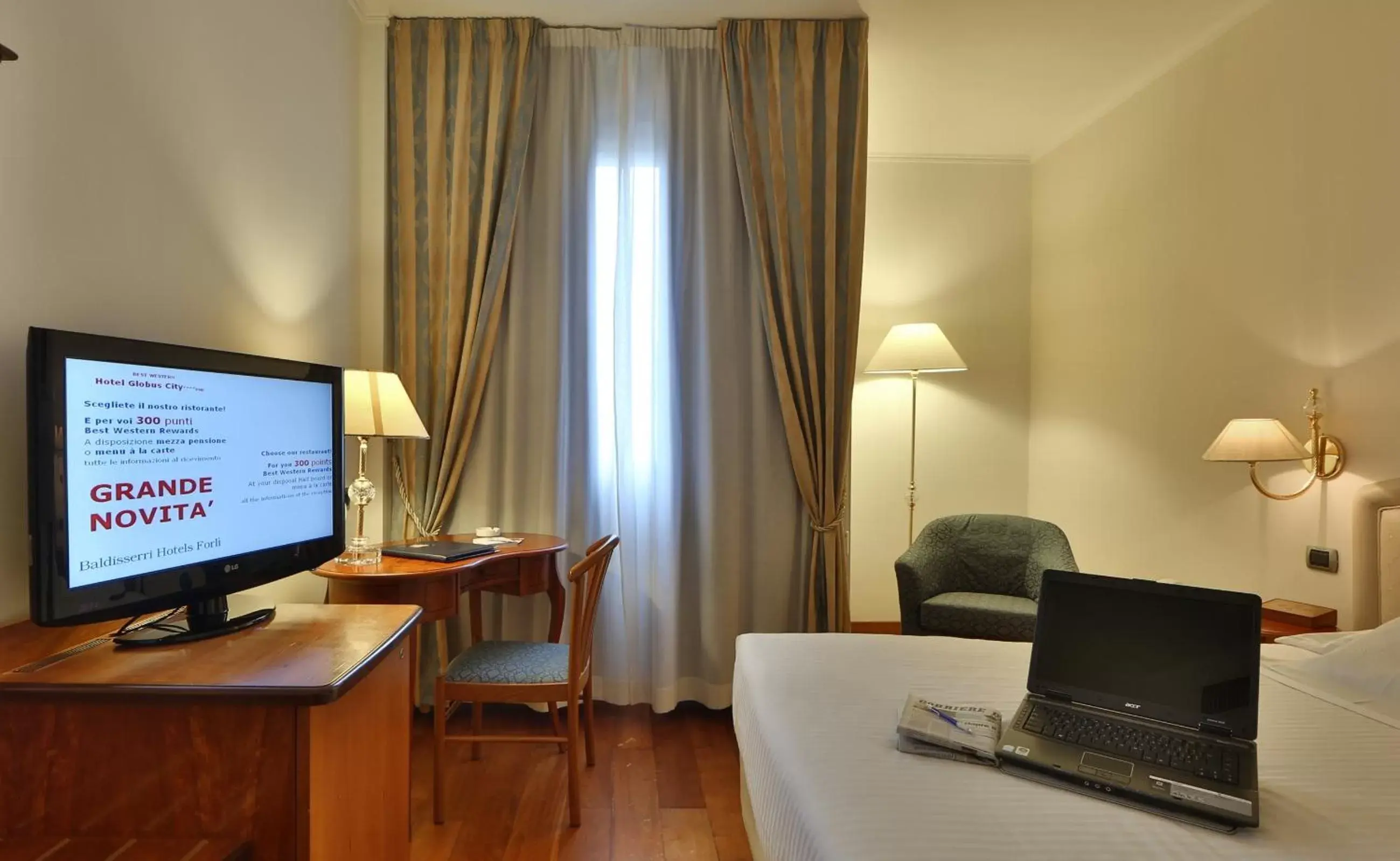 Bed, TV/Entertainment Center in Best Western Hotel Globus City