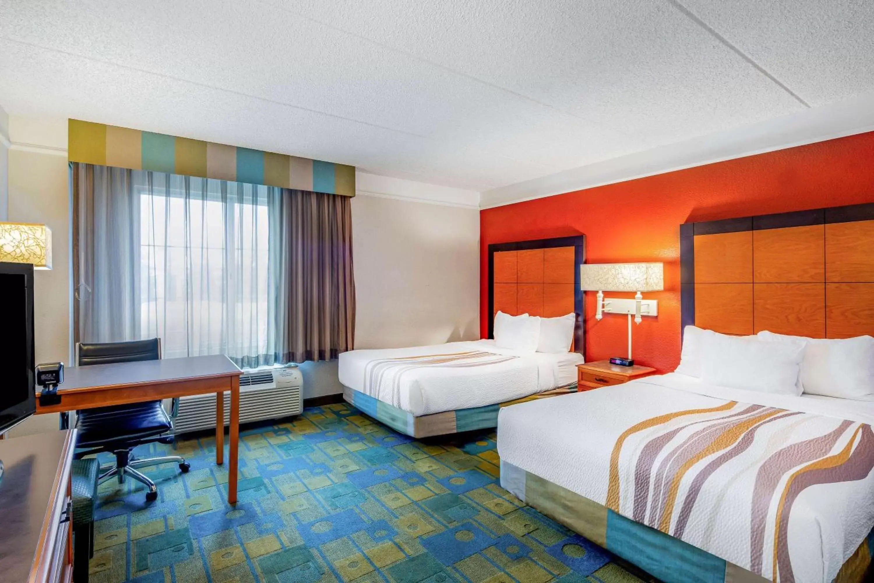 Photo of the whole room, Bed in La Quinta by Wyndham Fremont / Silicon Valley