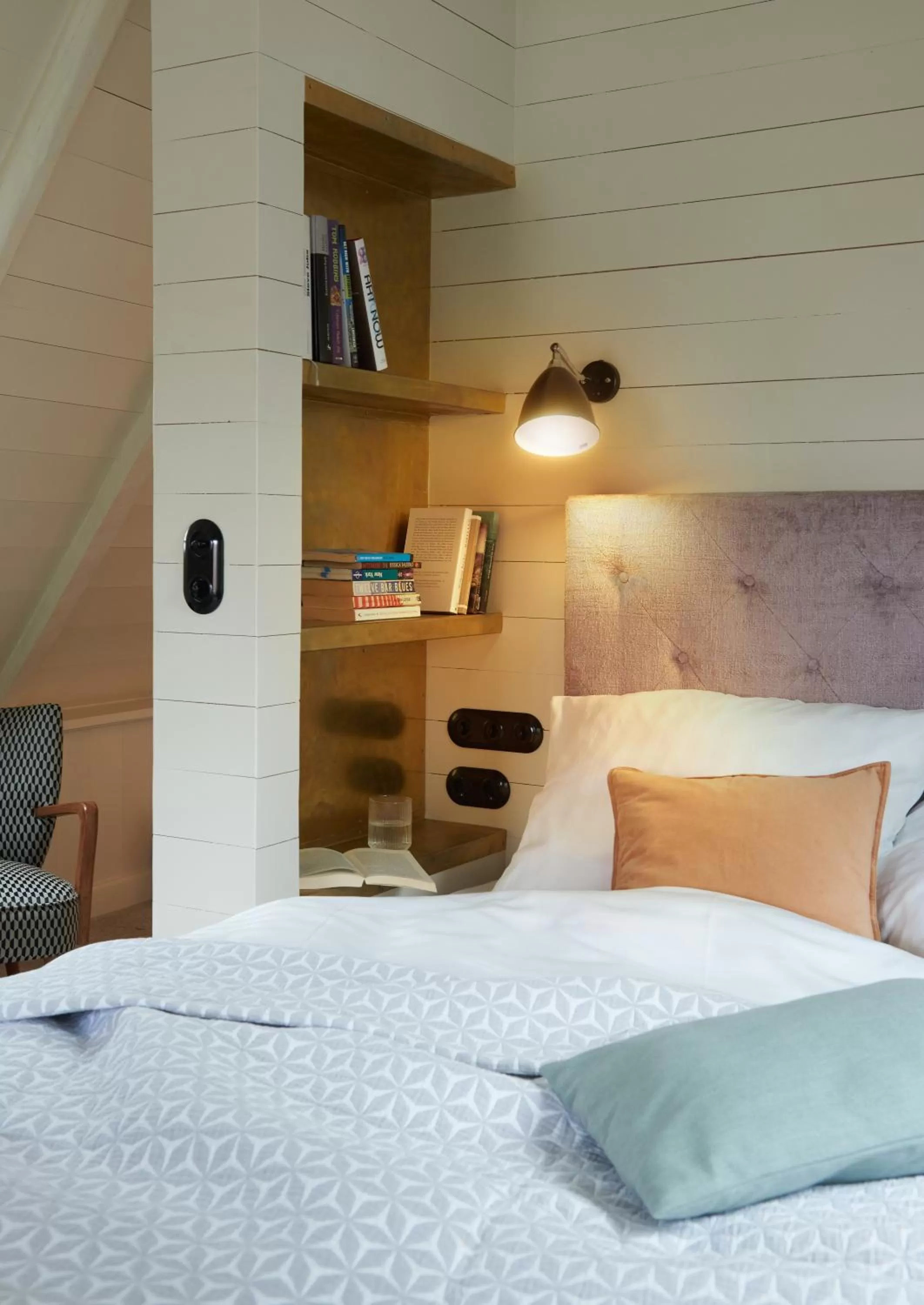 Property building, Bed in Five Rooms