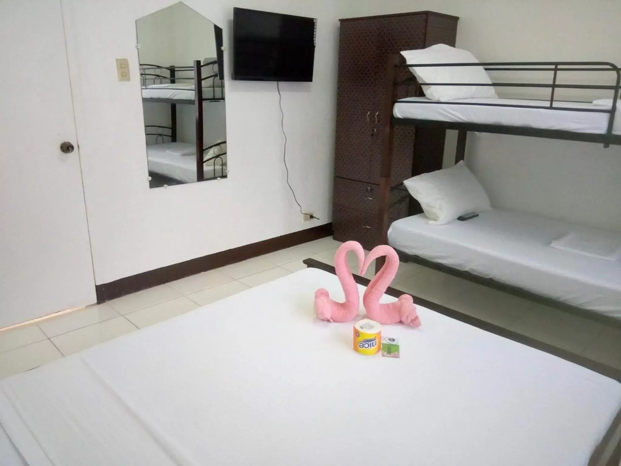 Bed, Bunk Bed in Luna Oslob Travellers Inn