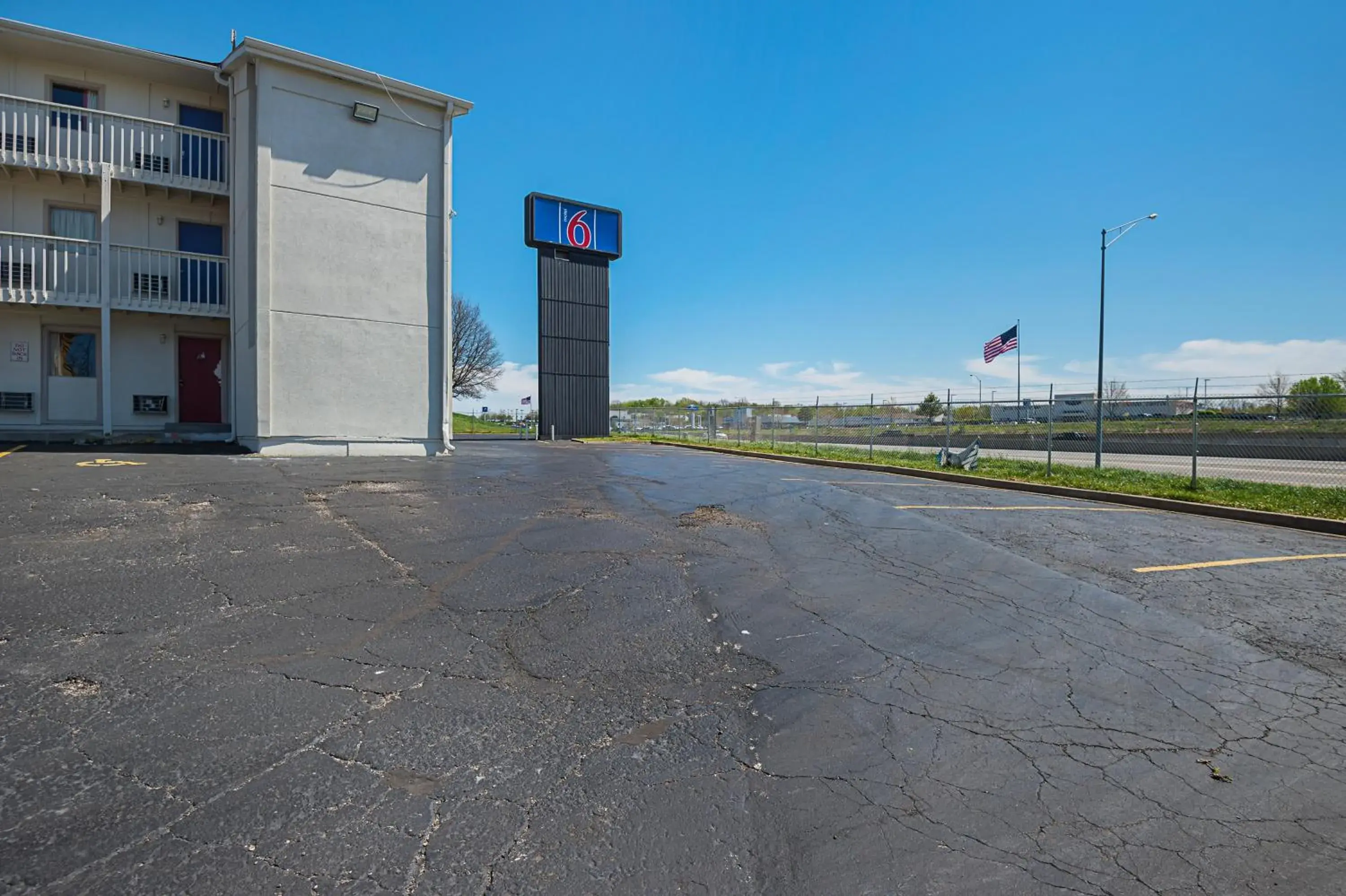 Facade/entrance in Motel 6 Blue Springs, MO