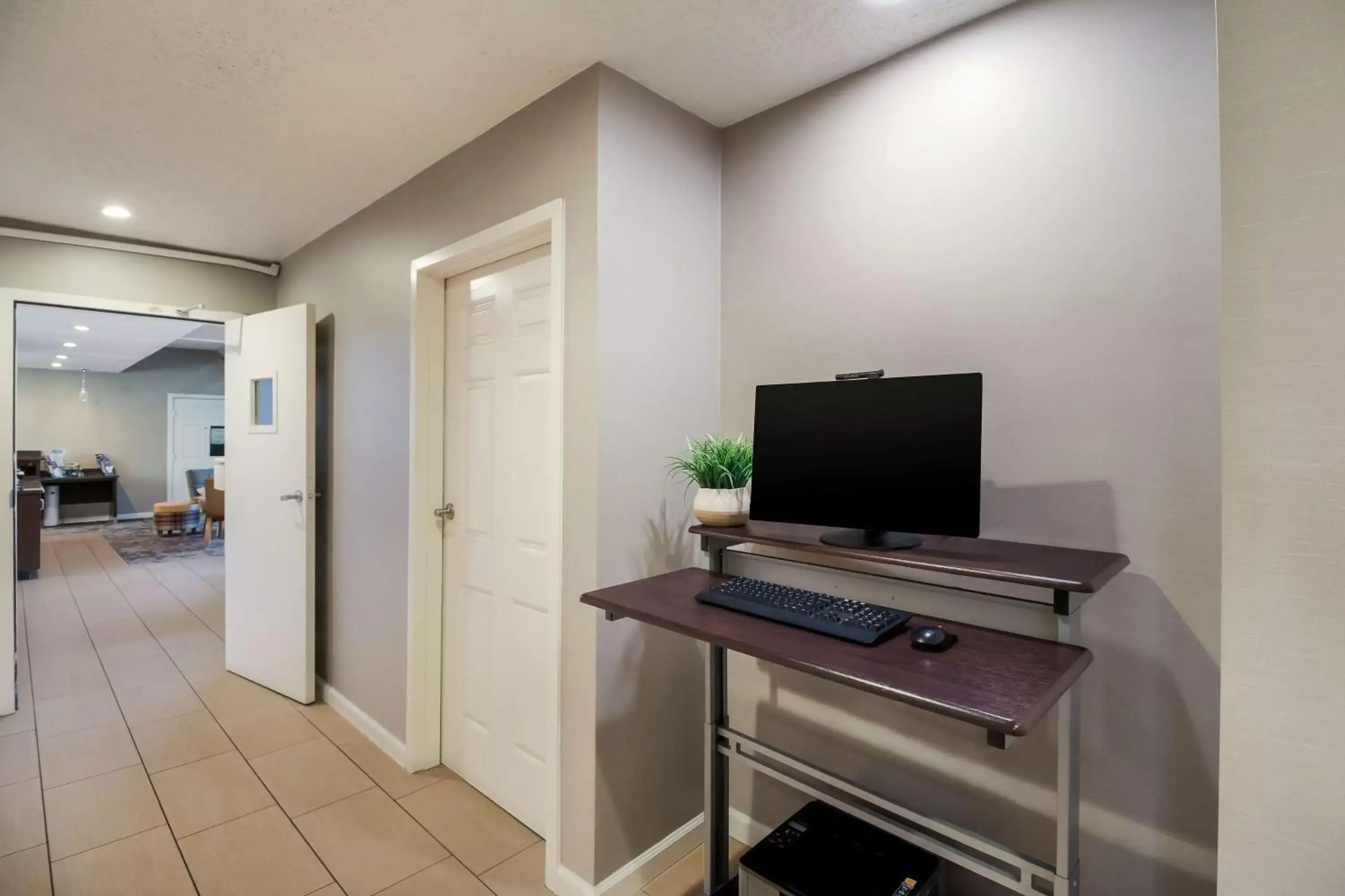 Business facilities, TV/Entertainment Center in Sonesta ES Suites Huntington Beach Fountain Valley