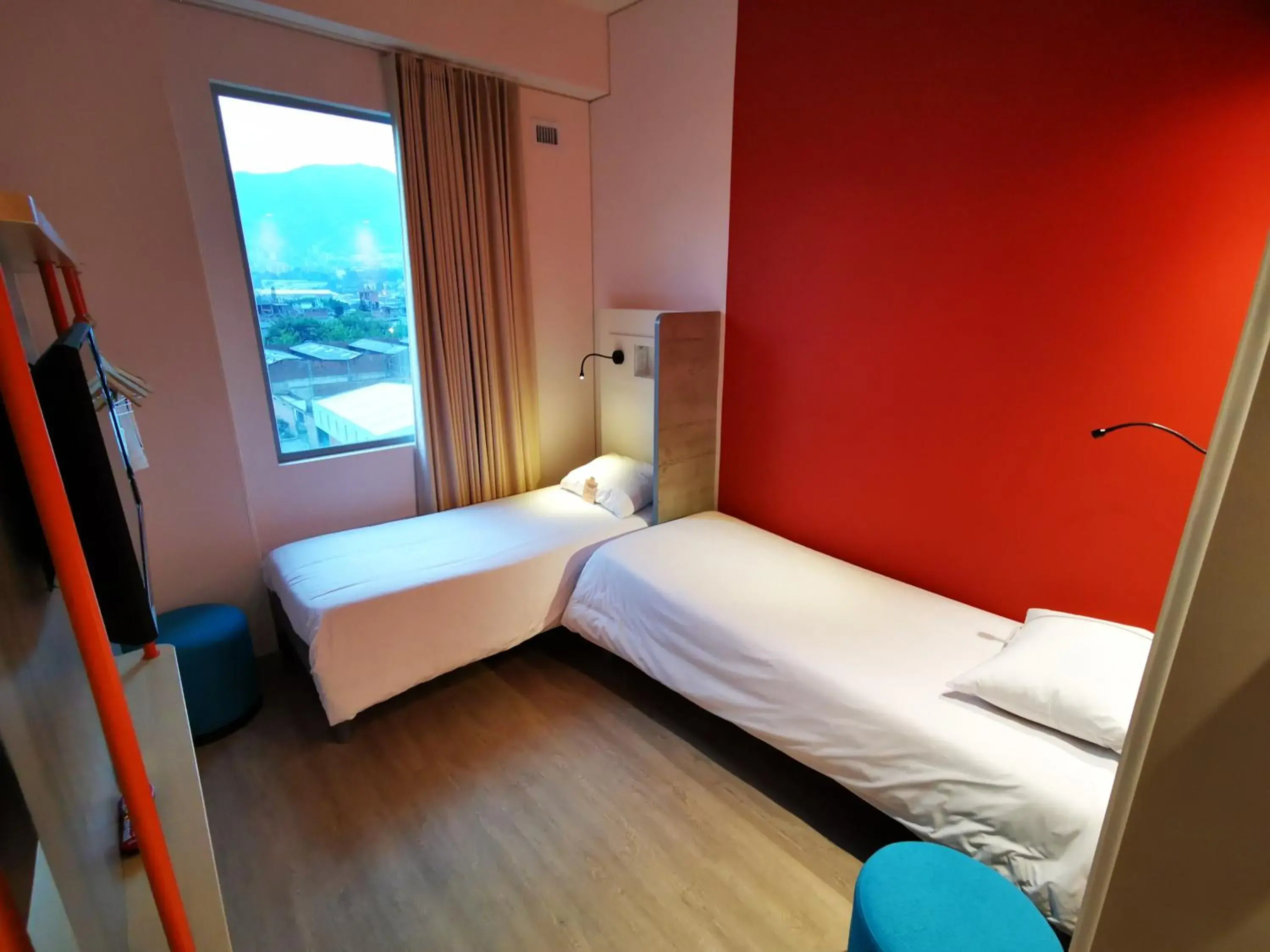 Photo of the whole room, Bed in Ibis Budget Itagui