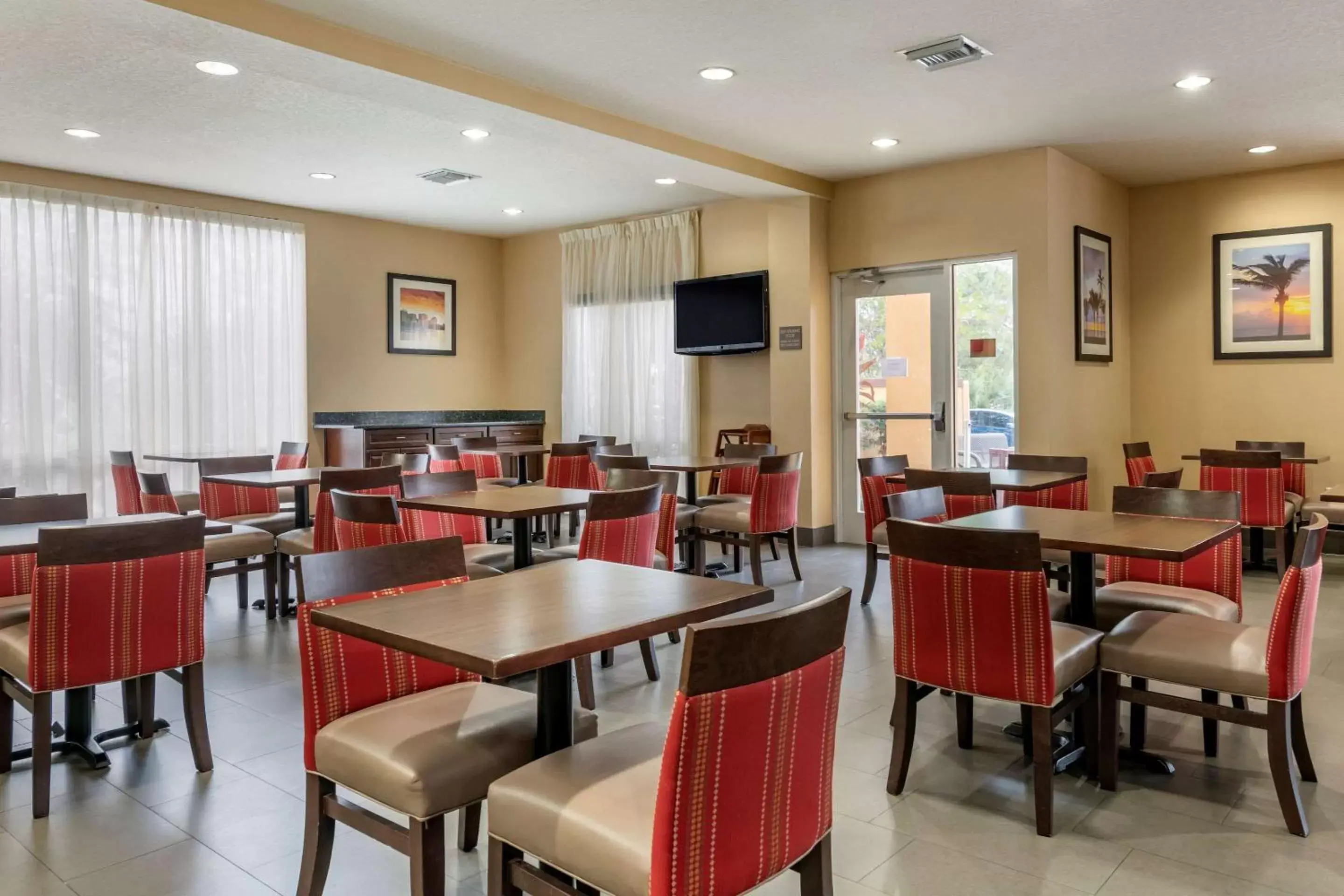 Restaurant/Places to Eat in Comfort Suites Orlando Airport