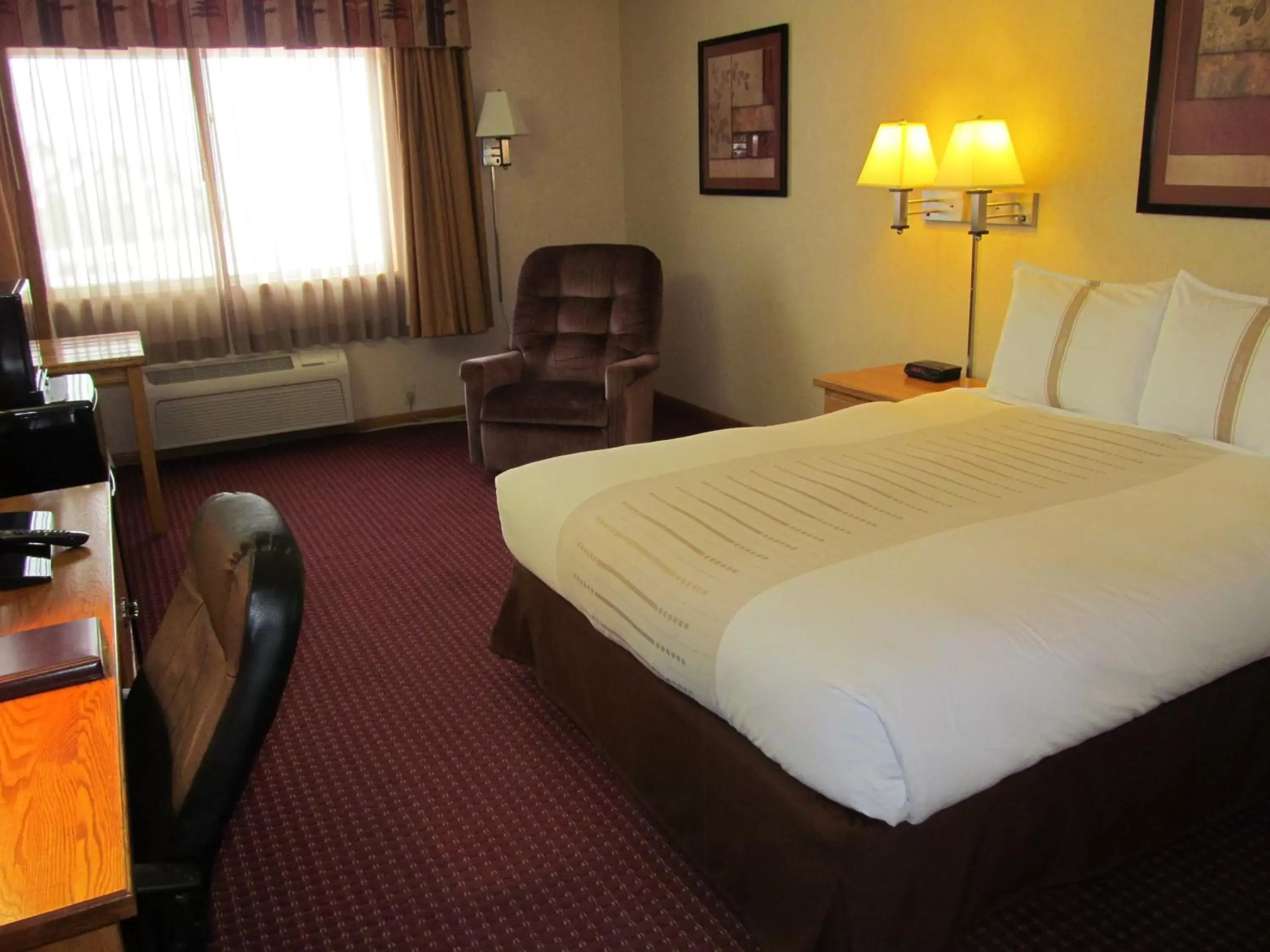 Photo of the whole room, Bed in Fireside Inn and Suites