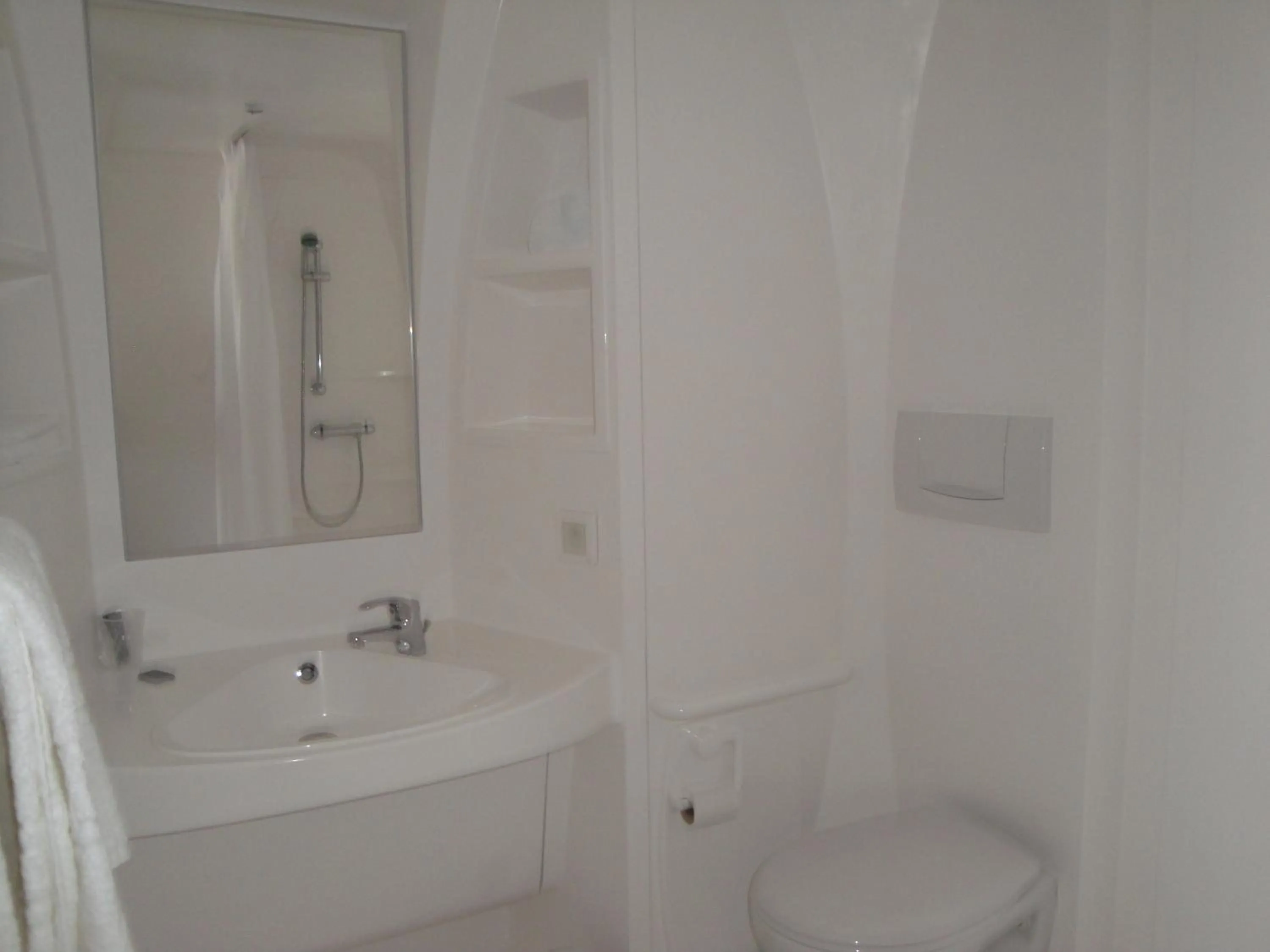 Bathroom in Cit'Hotel Talencia