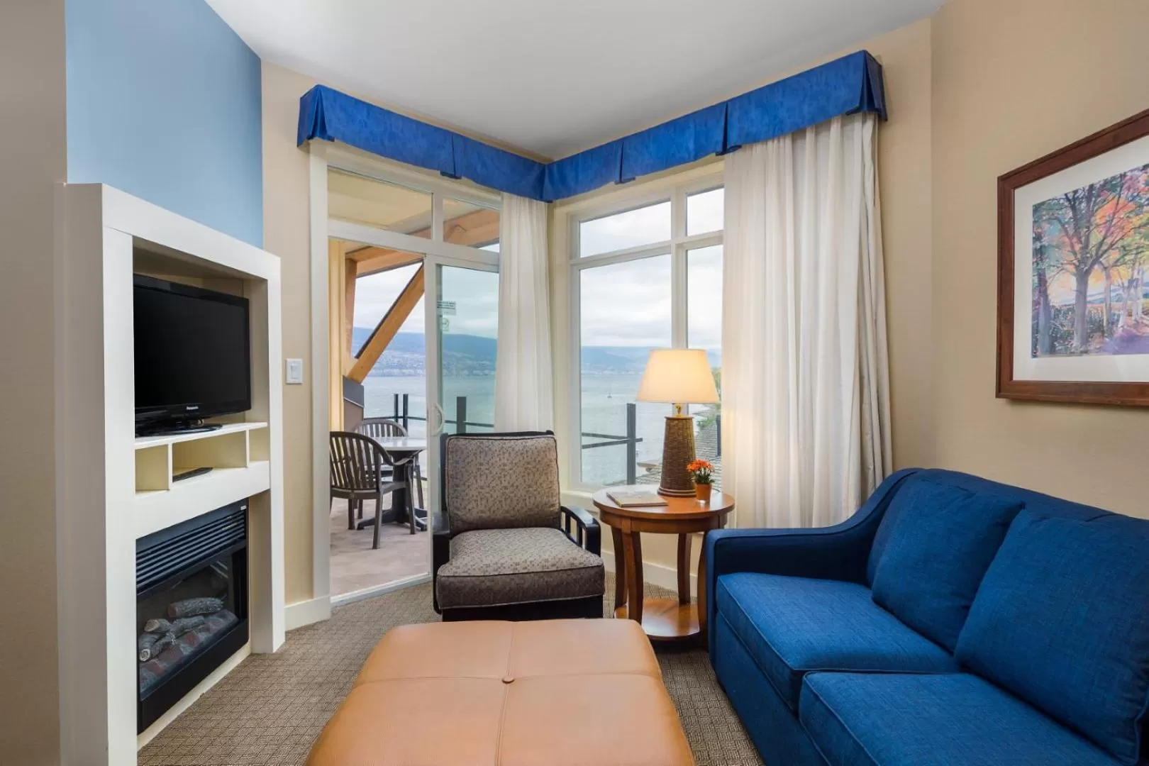 TV and multimedia in Summerland Waterfront Resort & Spa