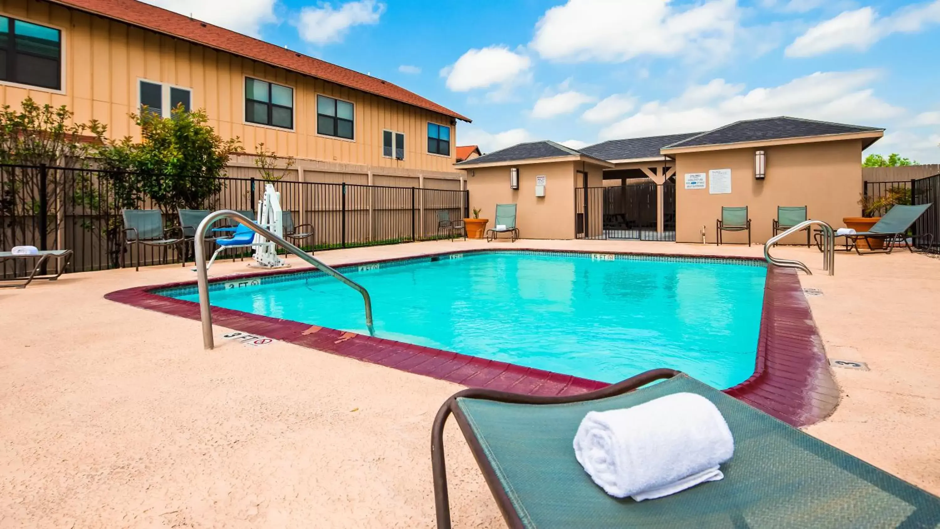 Swimming Pool in Best Western Plus Carrizo Springs Inn & Suites