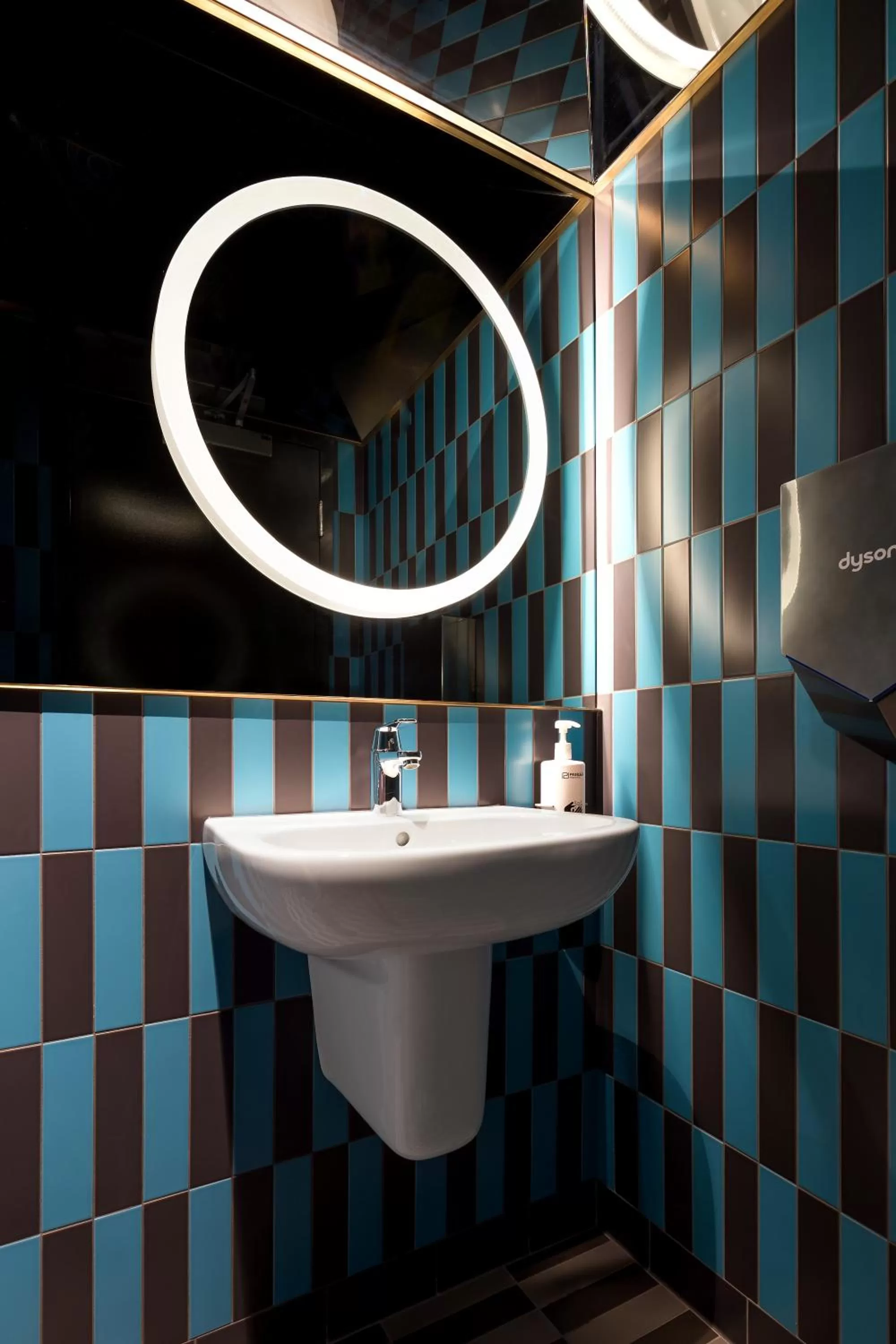 Toilet in Pangea Pod Hotel