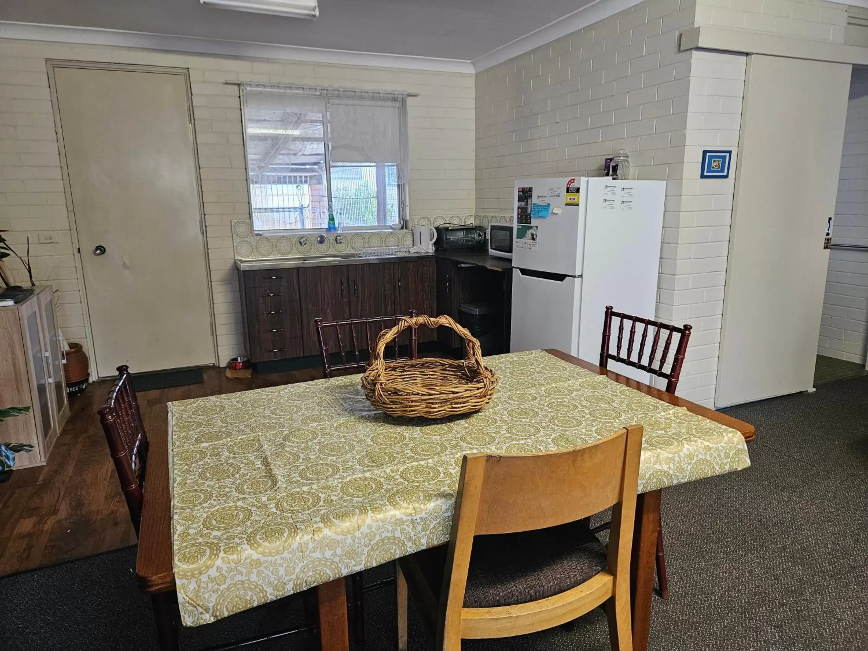 Kitchen or kitchenette, Kitchen/Kitchenette in Matthew Flinders Motor Inn