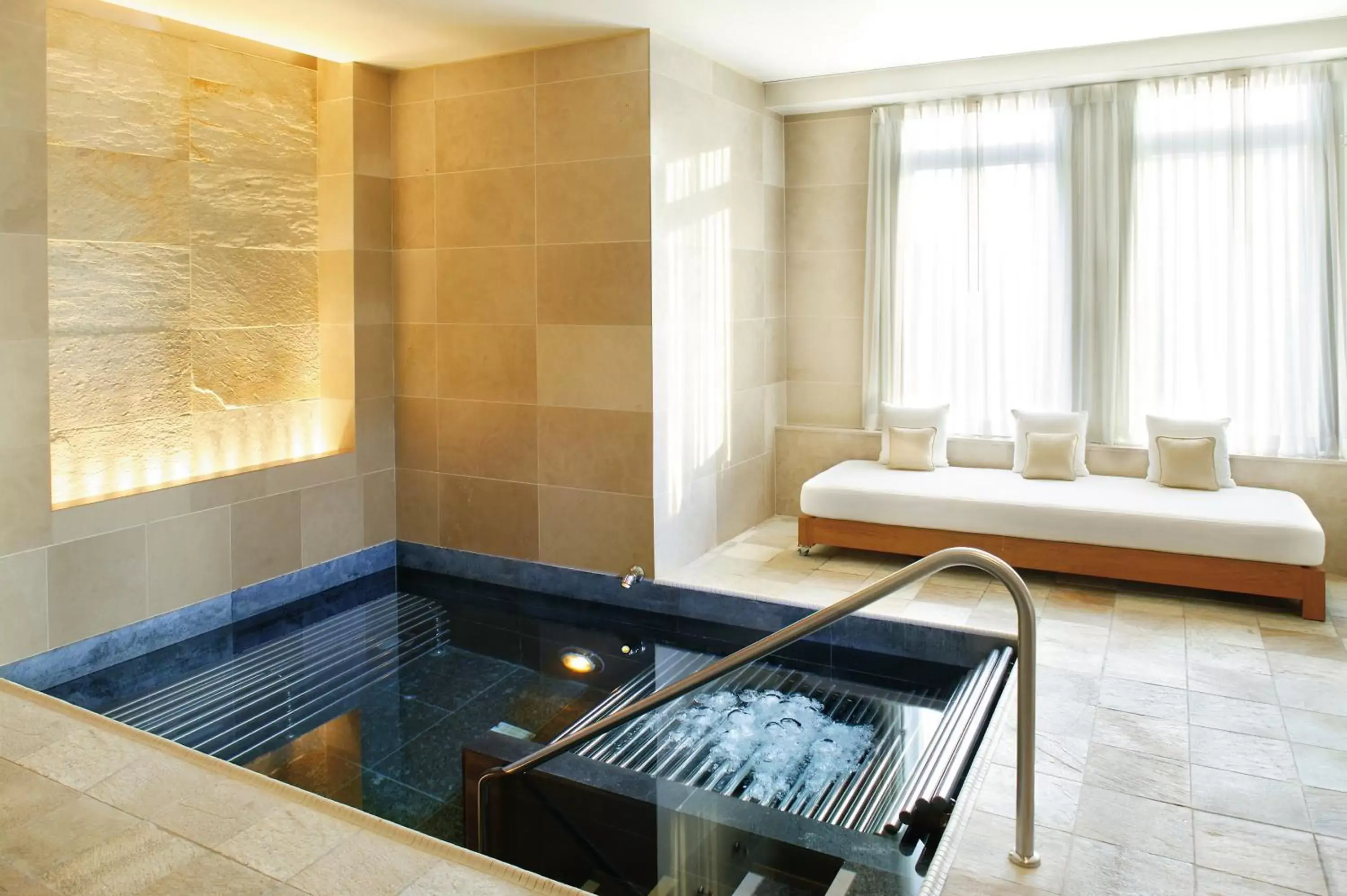 Hot Tub, Swimming Pool in Mandarin Oriental New York