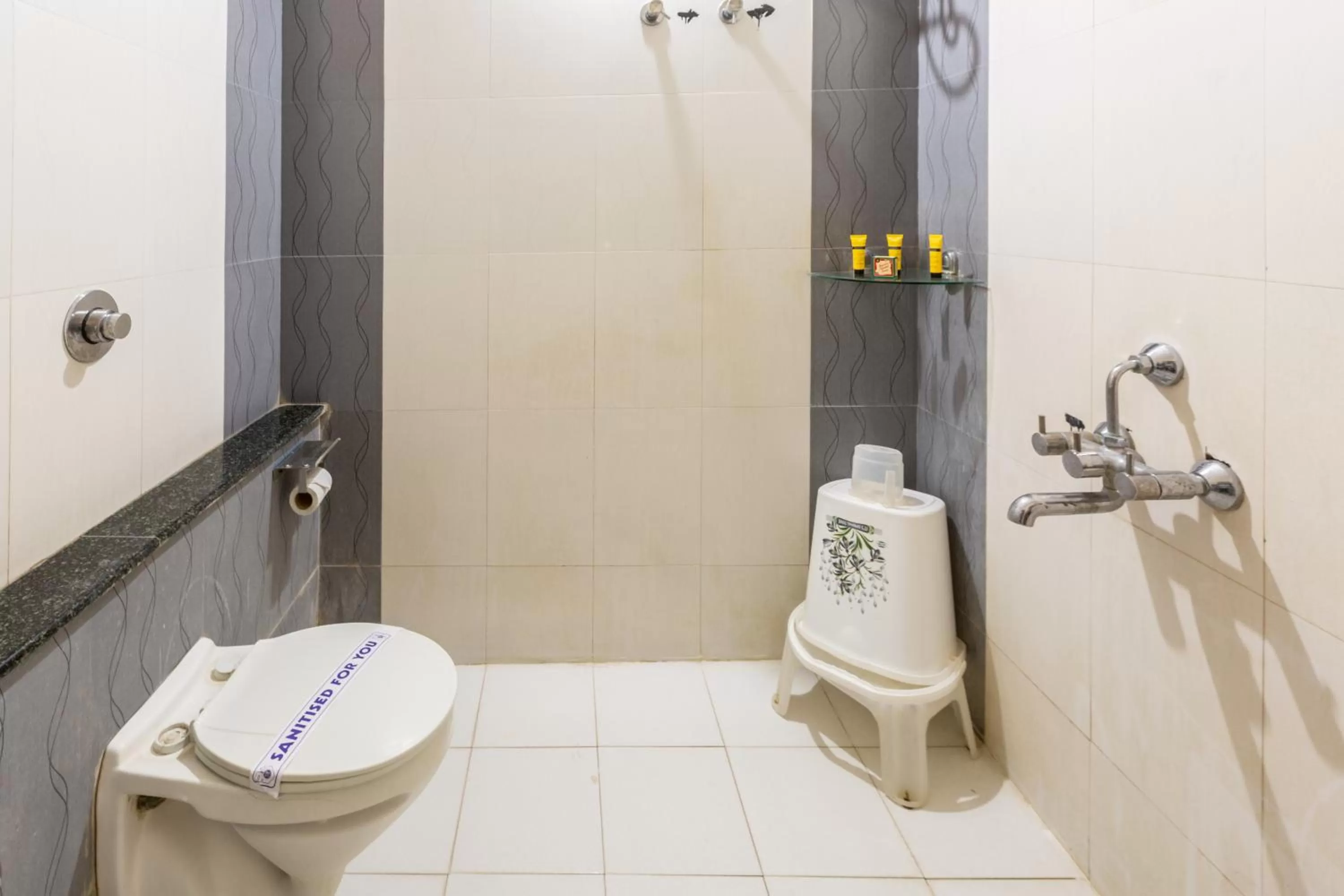 Shower in KSTDC Hotel Mayura Velapuri Belur