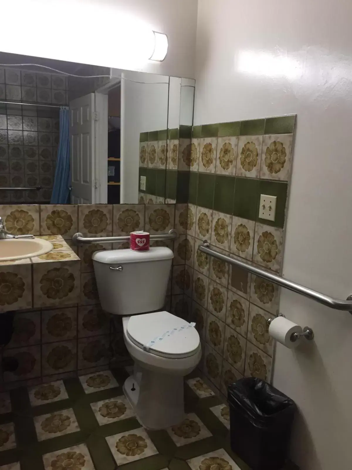 Bathroom in Walls Motel Long Beach