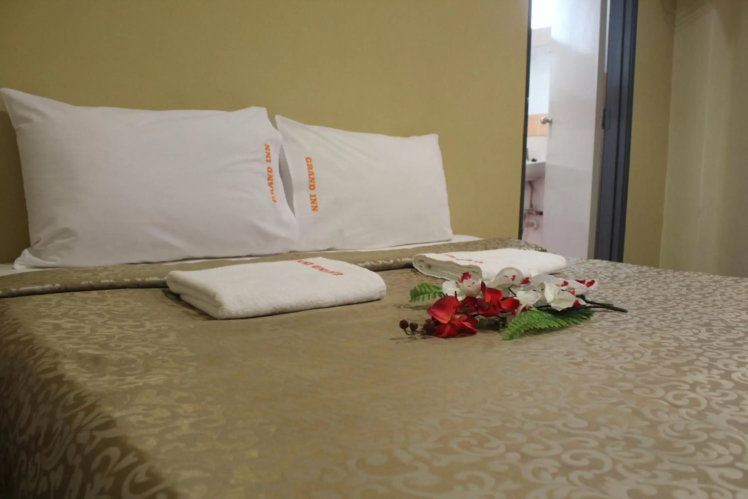Bedroom, Bed in Grand Inn Hotel - Macalister Road