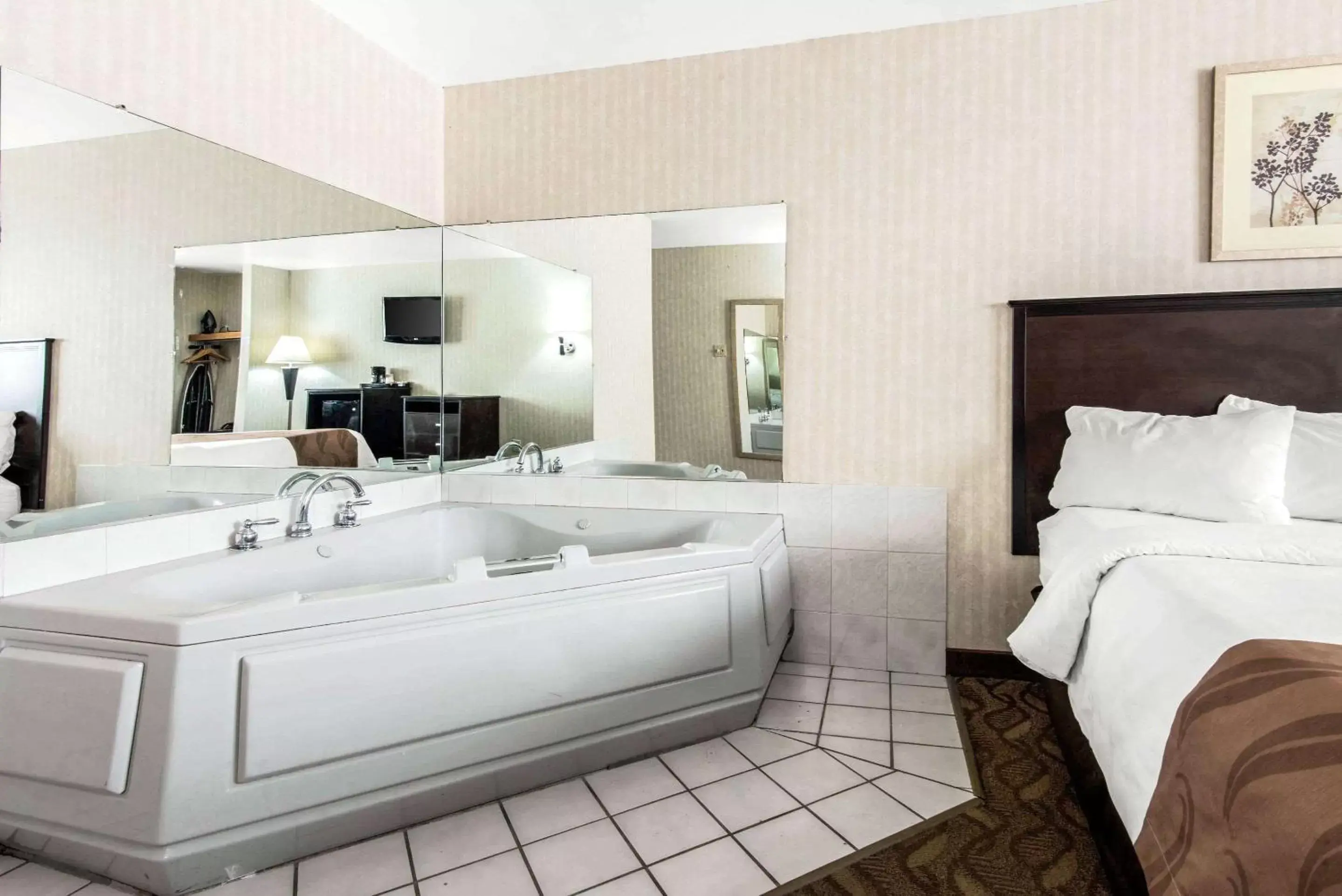Photo of the whole room, Bathroom in Quality Inn Niagara Falls
