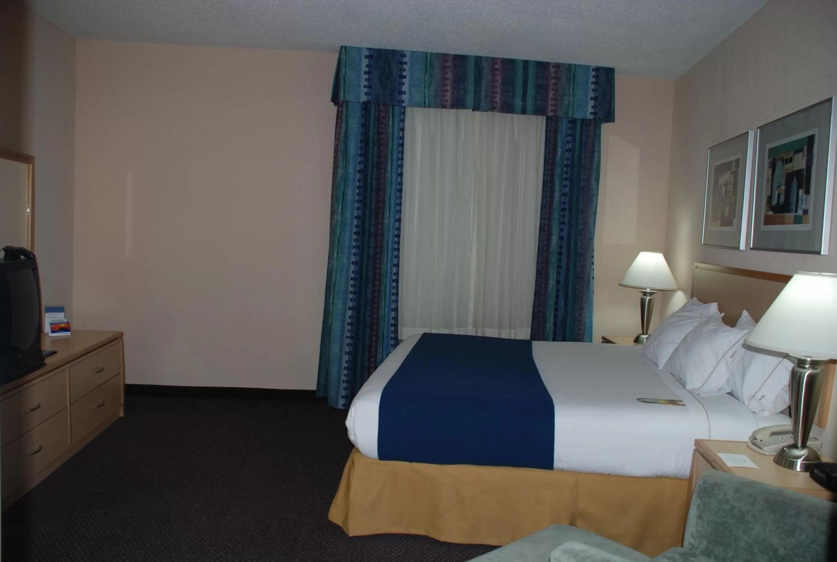 Photo of the whole room, Bed in Holiday Inn Express Hotel & Suites San Antonio - Rivercenter Area by IHG