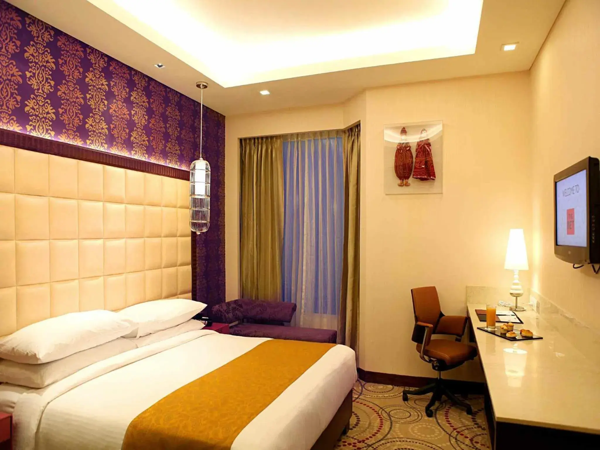 Bed in The Metropolitan Hotel New Delhi