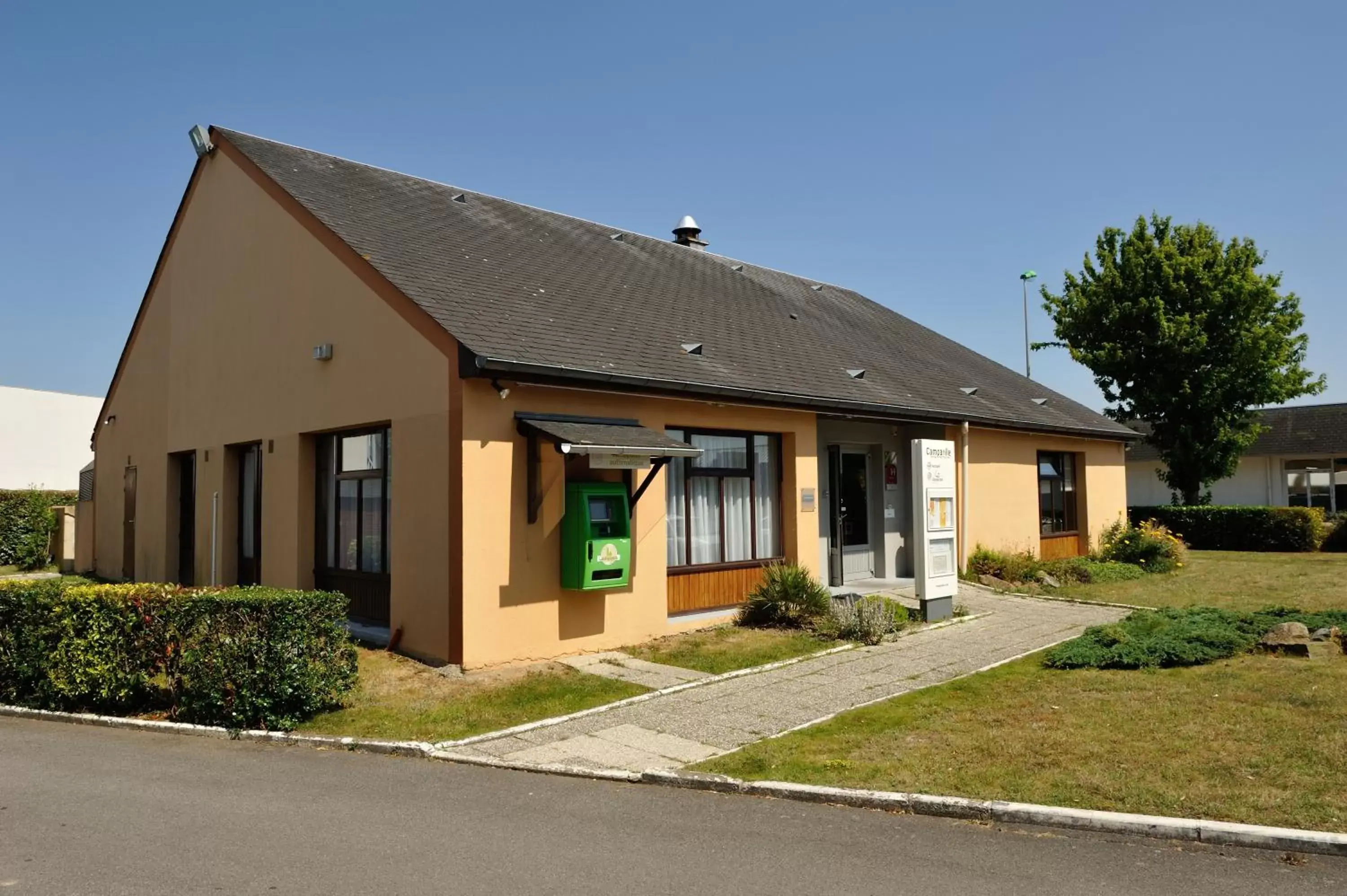 Facade/entrance, Property Building in Campanile Saint-Nazaire ~ Trignac