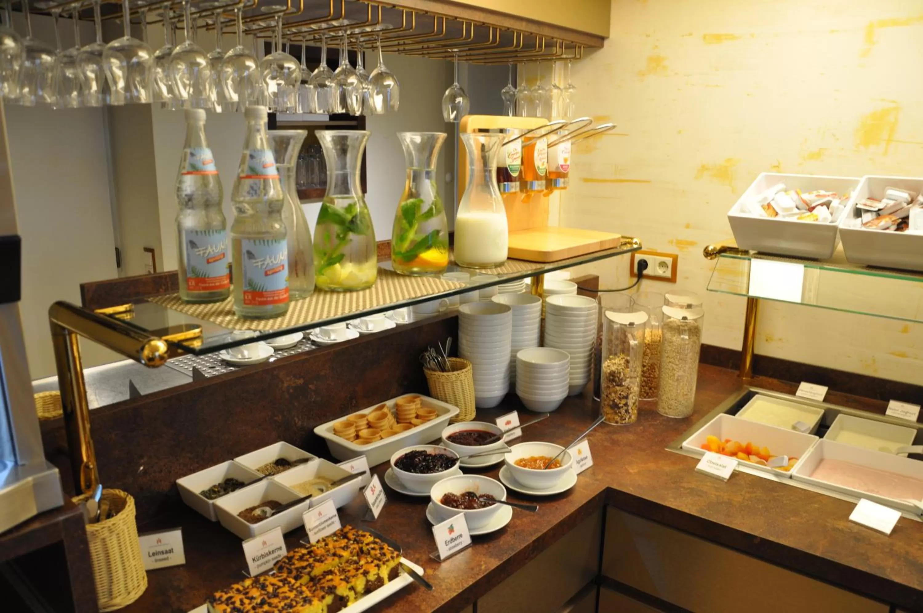 Restaurant/places to eat in City Partner Hotel Strauss