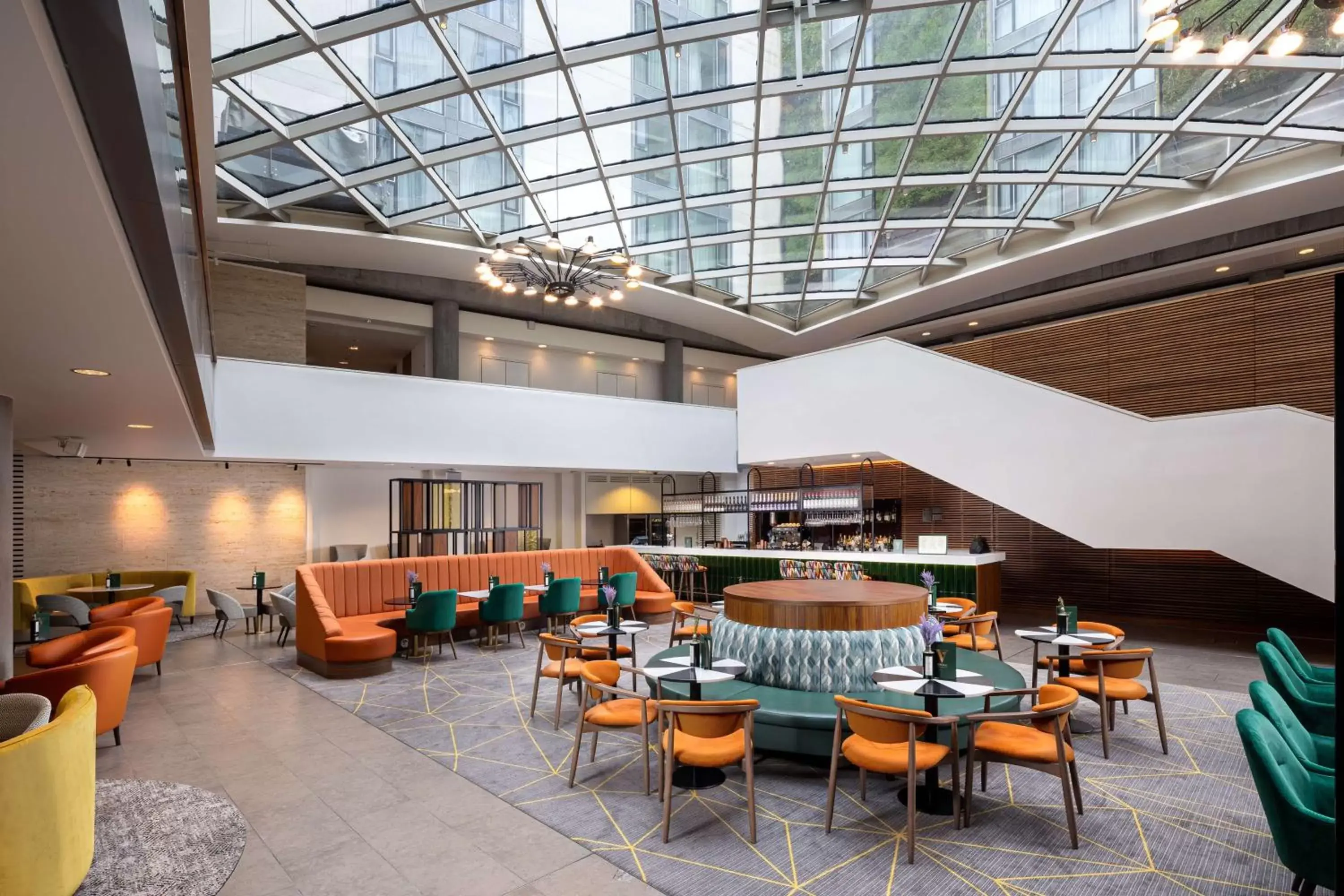 Lounge or bar, Restaurant/Places to Eat in DoubleTree by Hilton Hotel London - Tower of London
