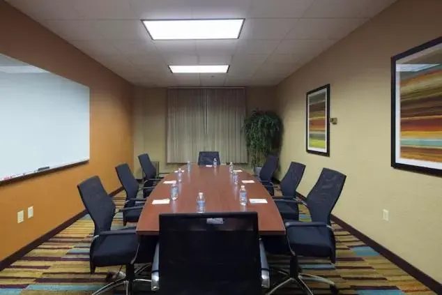 Meeting/conference room in Fairfield Inn & Suites by Marriott Newark Liberty International Airport