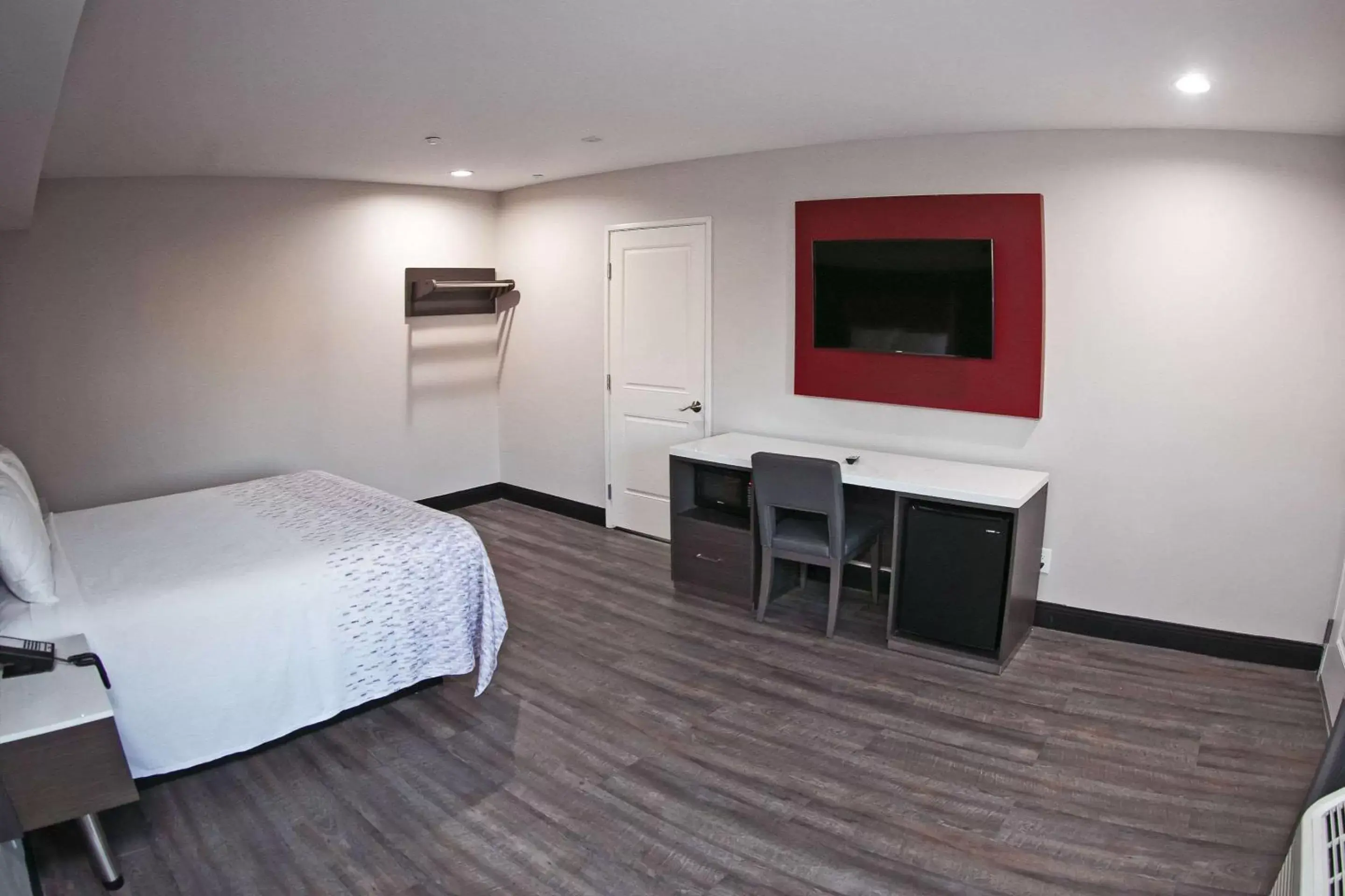 Bedroom, TV/Entertainment Center in Rodeway Inn South Gate - Los Angeles South