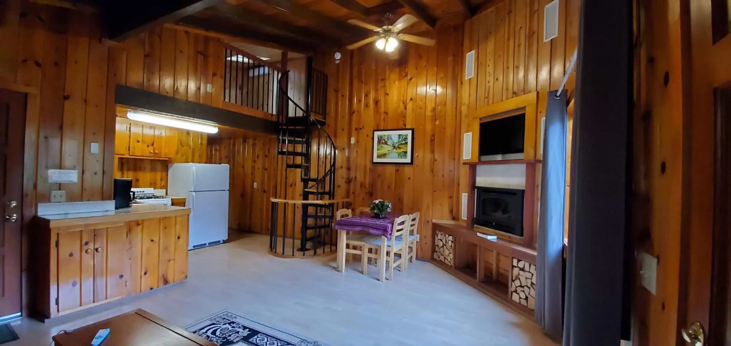 Dining Area in Fern River Resort