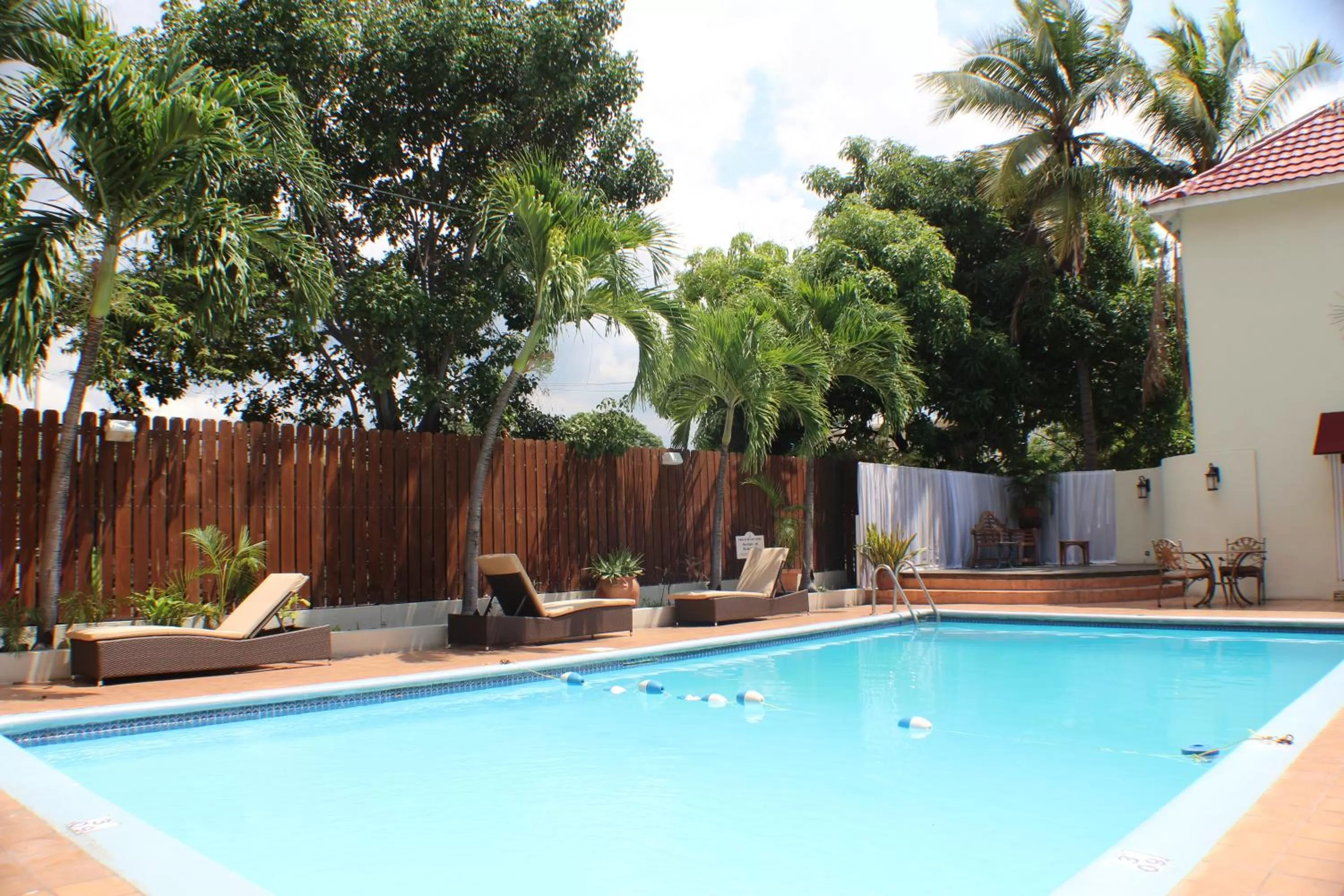 Pool view in Altamont Court Hotel