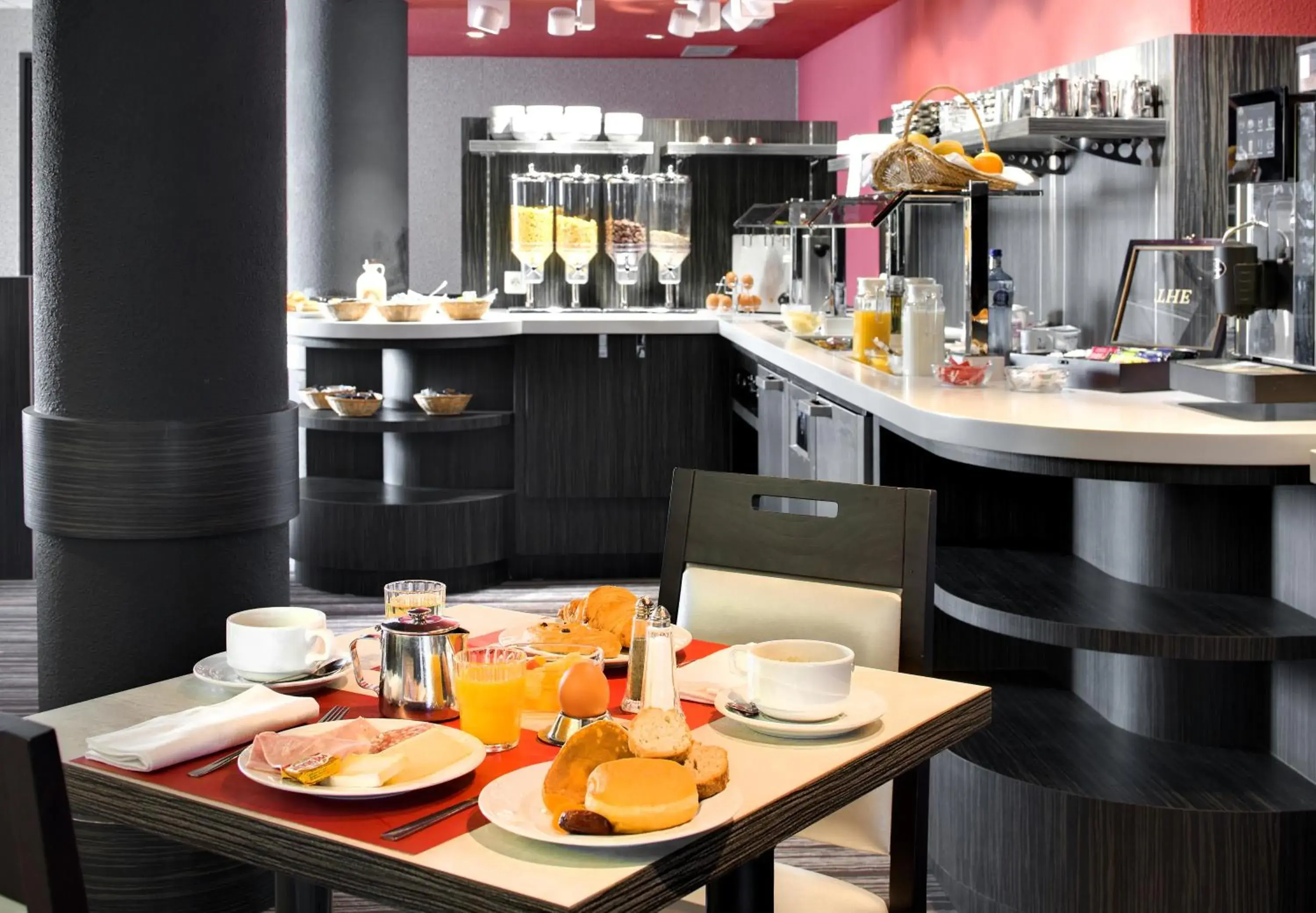 Buffet breakfast, Restaurant/Places to Eat in Hôtel Alba