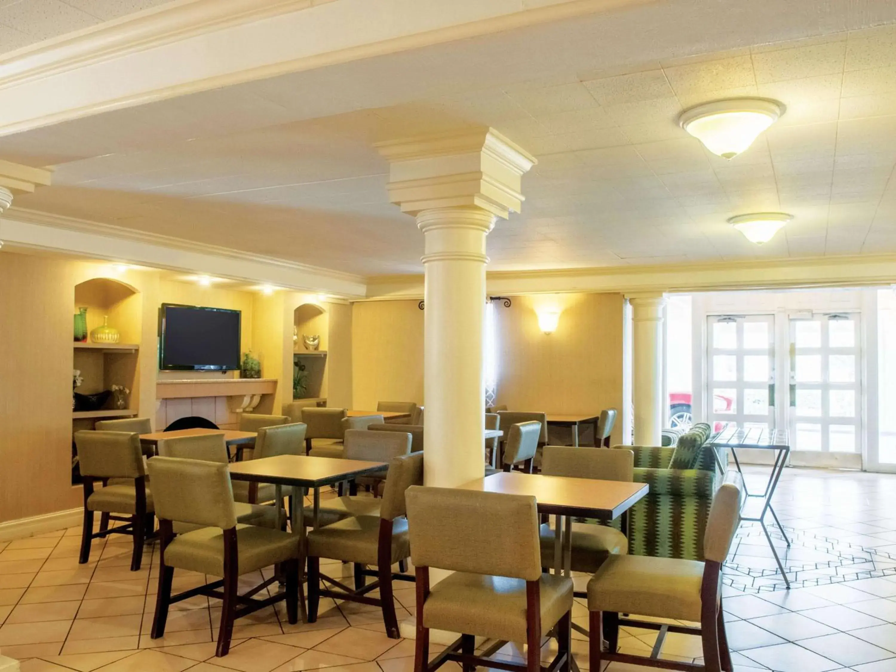 Lobby or reception, Restaurant/Places to Eat in La Quinta Inn by Wyndham New Orleans Veterans / Metairie