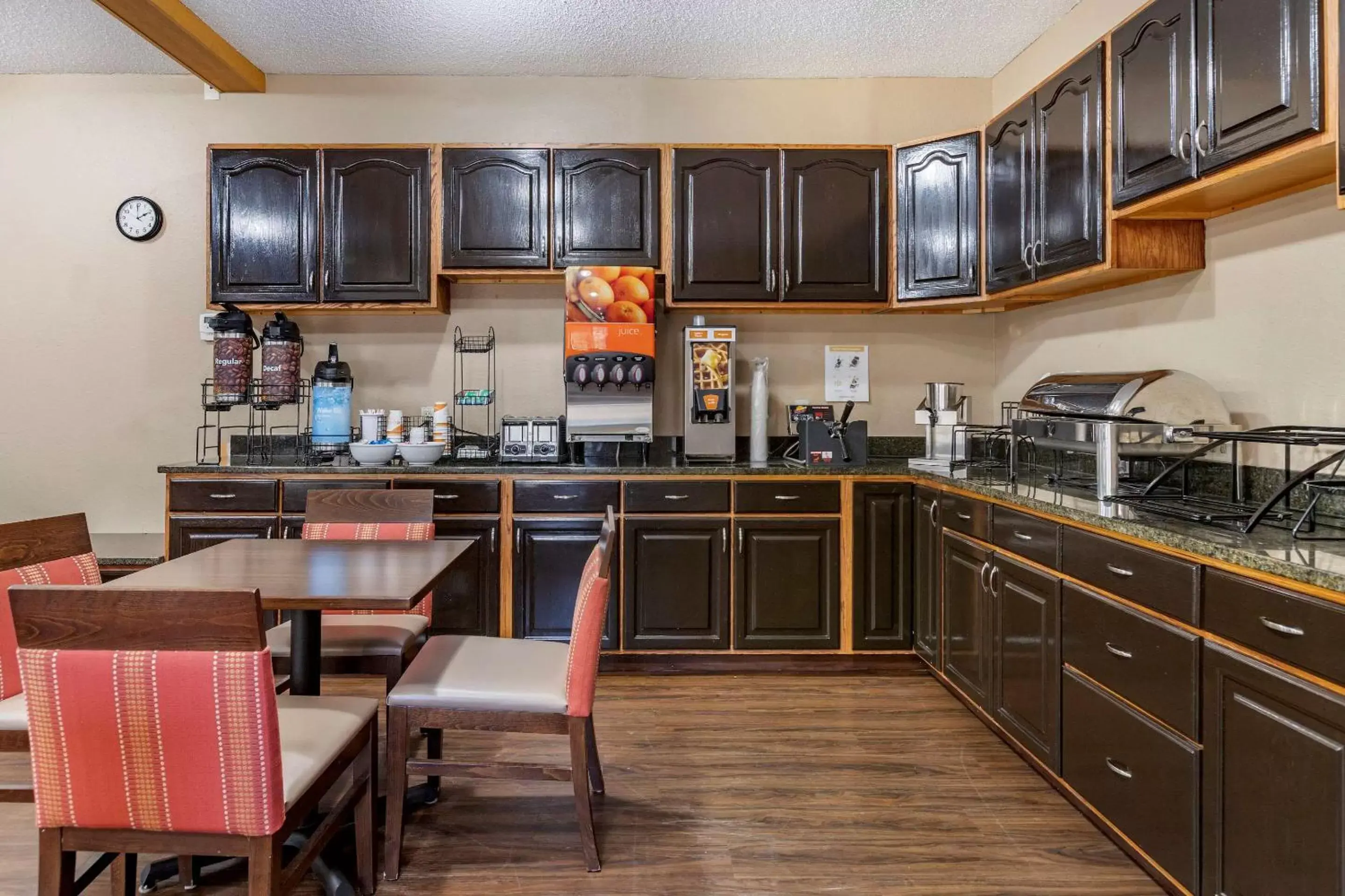 Restaurant/places to eat, Kitchen/Kitchenette in Comfort Inn Downtown - University Area