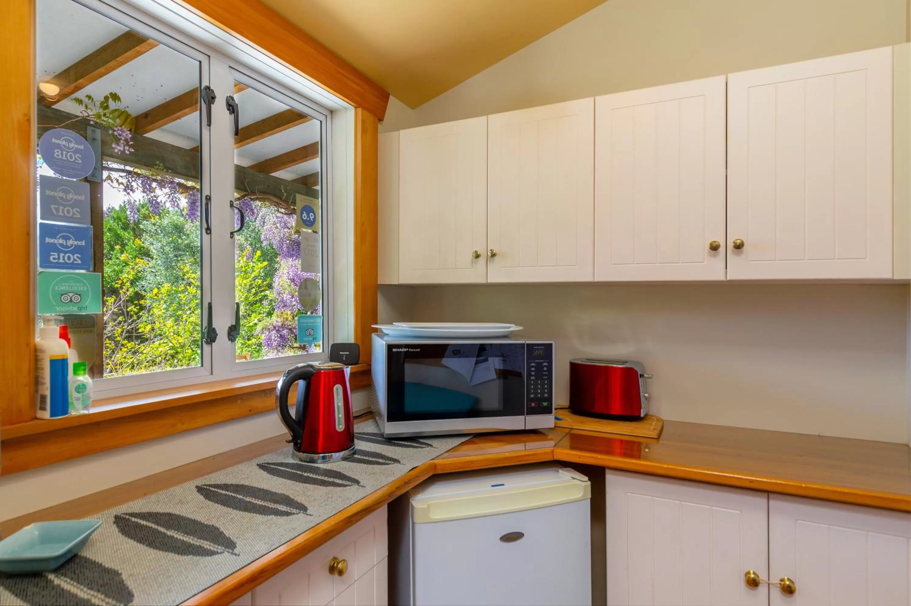 Communal kitchen in Olde Mill House B&B & Bike2Wine cycle hire