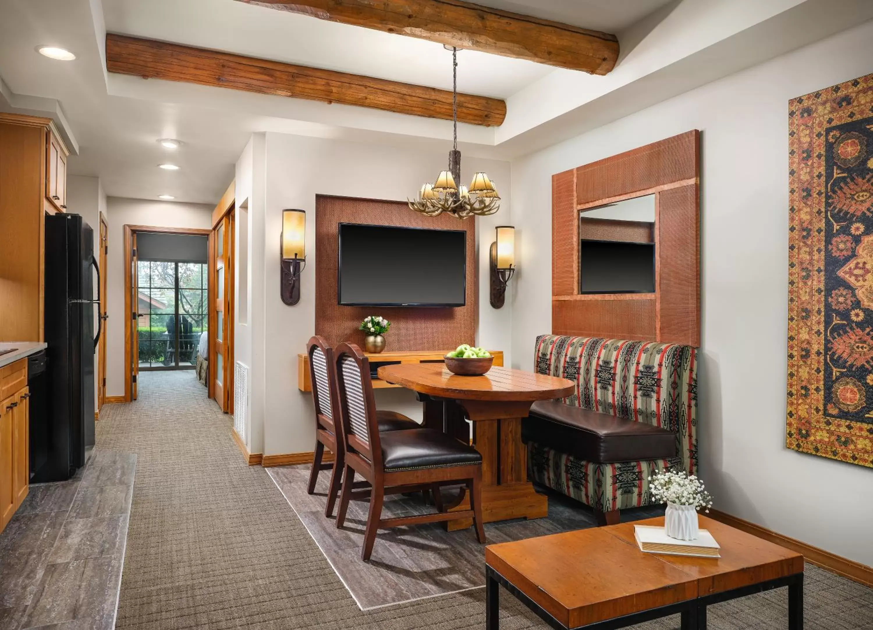 Dining area, TV/Entertainment Center in Hyatt Vacation Club at The Lodges at Timber Ridge