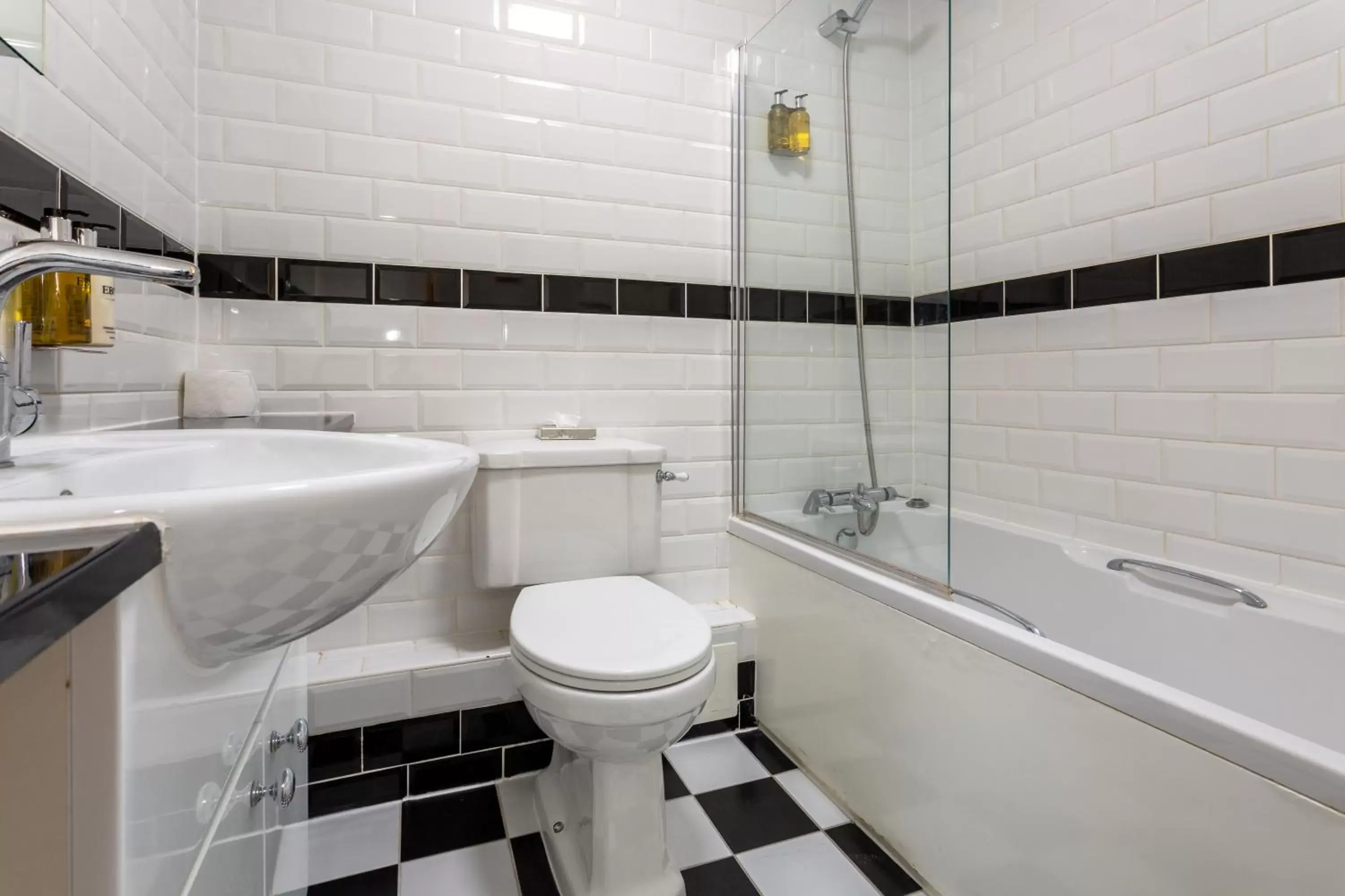 Bathroom in Woodland Manor Hotel